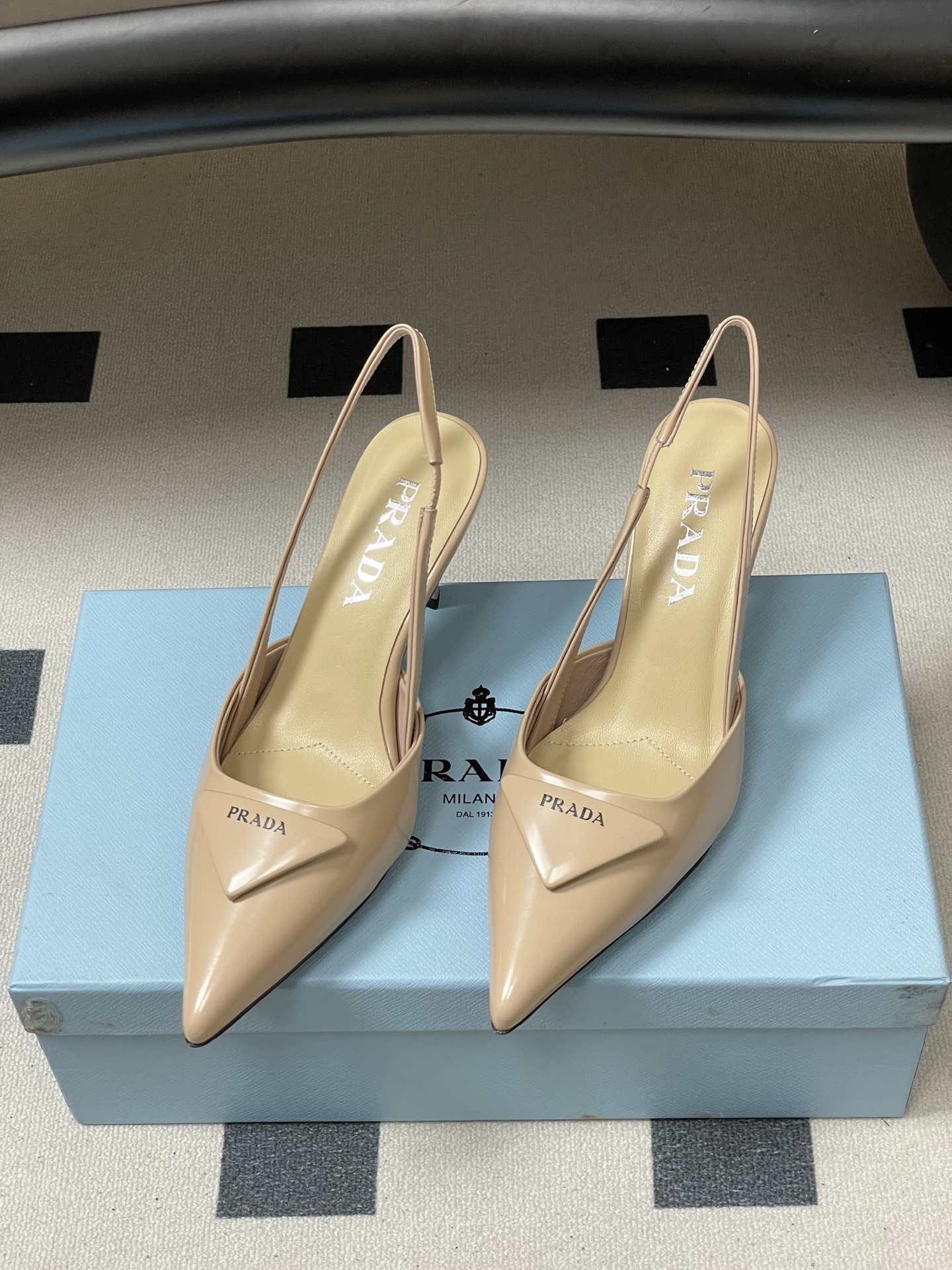 -Prada普拉达经典款三角标扣尖头细高跟后空凉鞋小猫跟凉鞋绝美尖头跟鞋 时尚界久违的极简之美经典时尚配