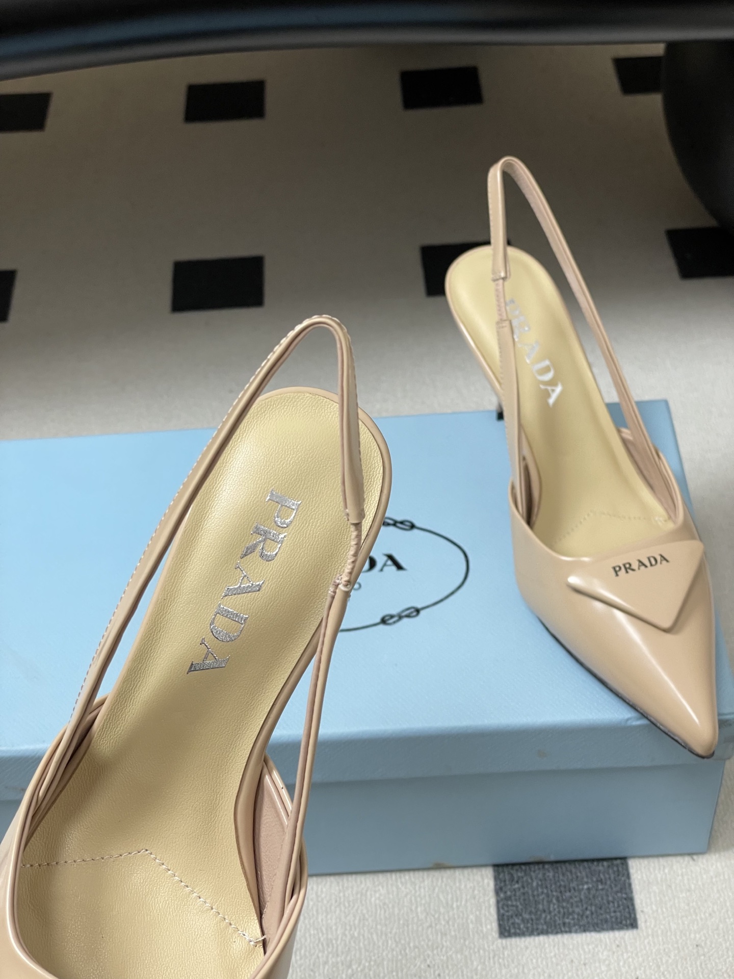 -Prada普拉达经典款三角标扣尖头细高跟后空凉鞋小猫跟凉鞋绝美尖头跟鞋 时尚界久违的极简之美经典时尚配