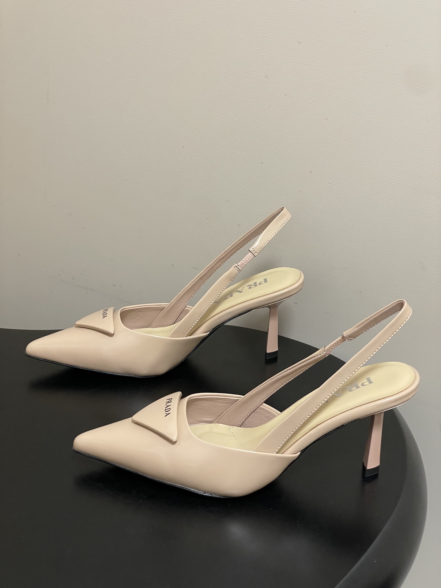 -Prada普拉达经典款三角标扣尖头细高跟后空凉鞋小猫跟凉鞋绝美尖头跟鞋 时尚界久违的极简之美经典时尚配