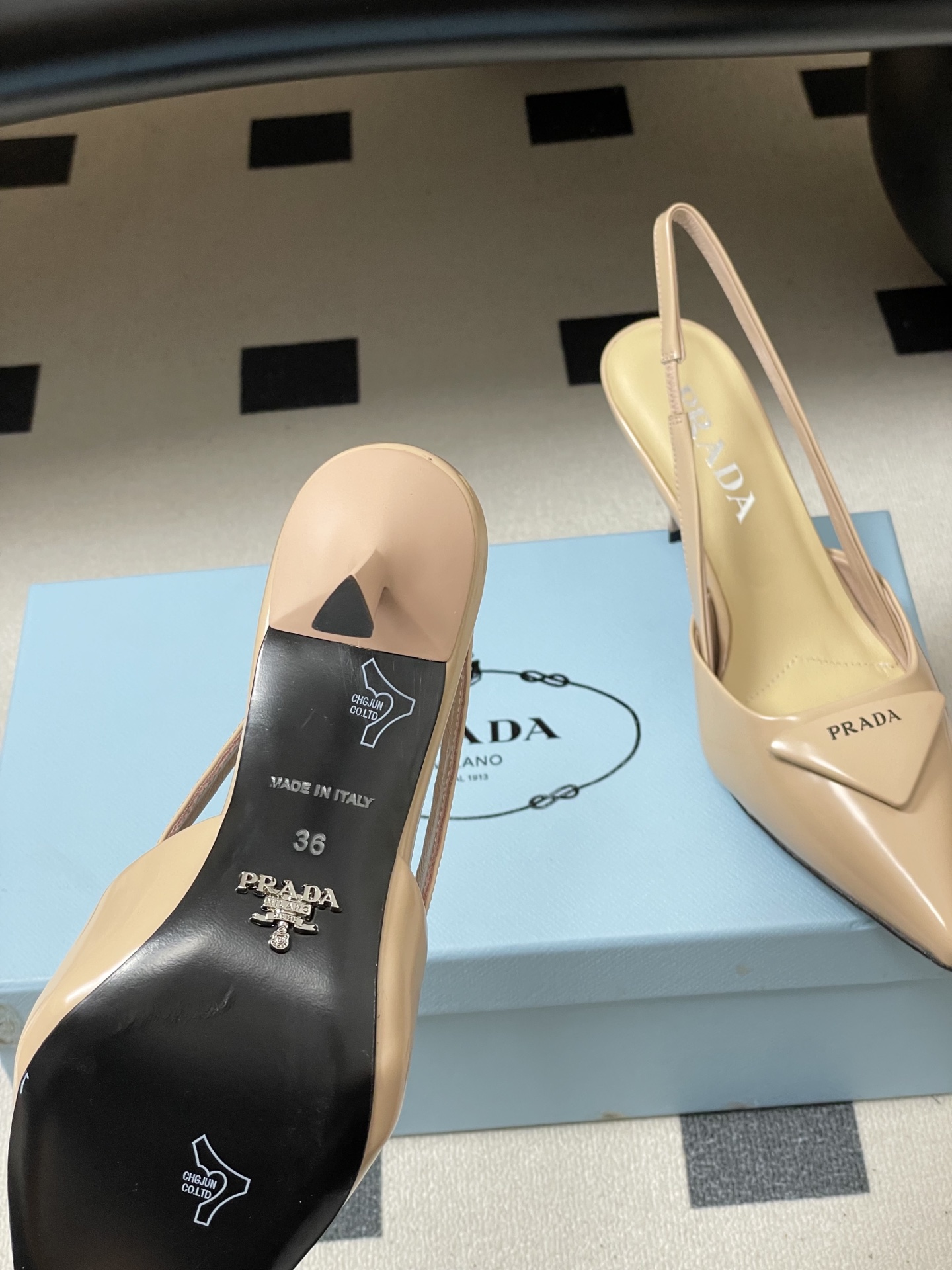 -Prada普拉达经典款三角标扣尖头细高跟后空凉鞋小猫跟凉鞋绝美尖头跟鞋 时尚界久违的极简之美经典时尚配