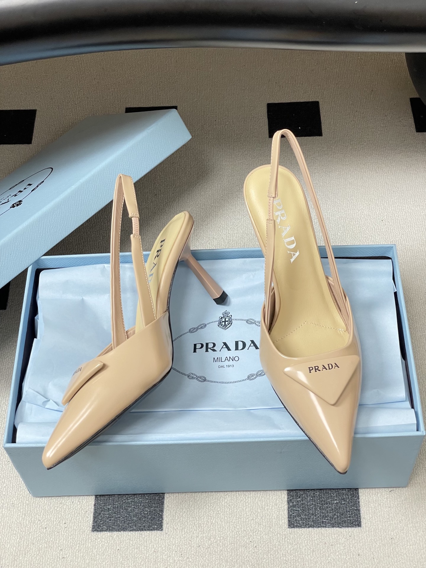 -Prada普拉达经典款三角标扣尖头细高跟后空凉鞋小猫跟凉鞋绝美尖头跟鞋 时尚界久违的极简之美经典时尚配