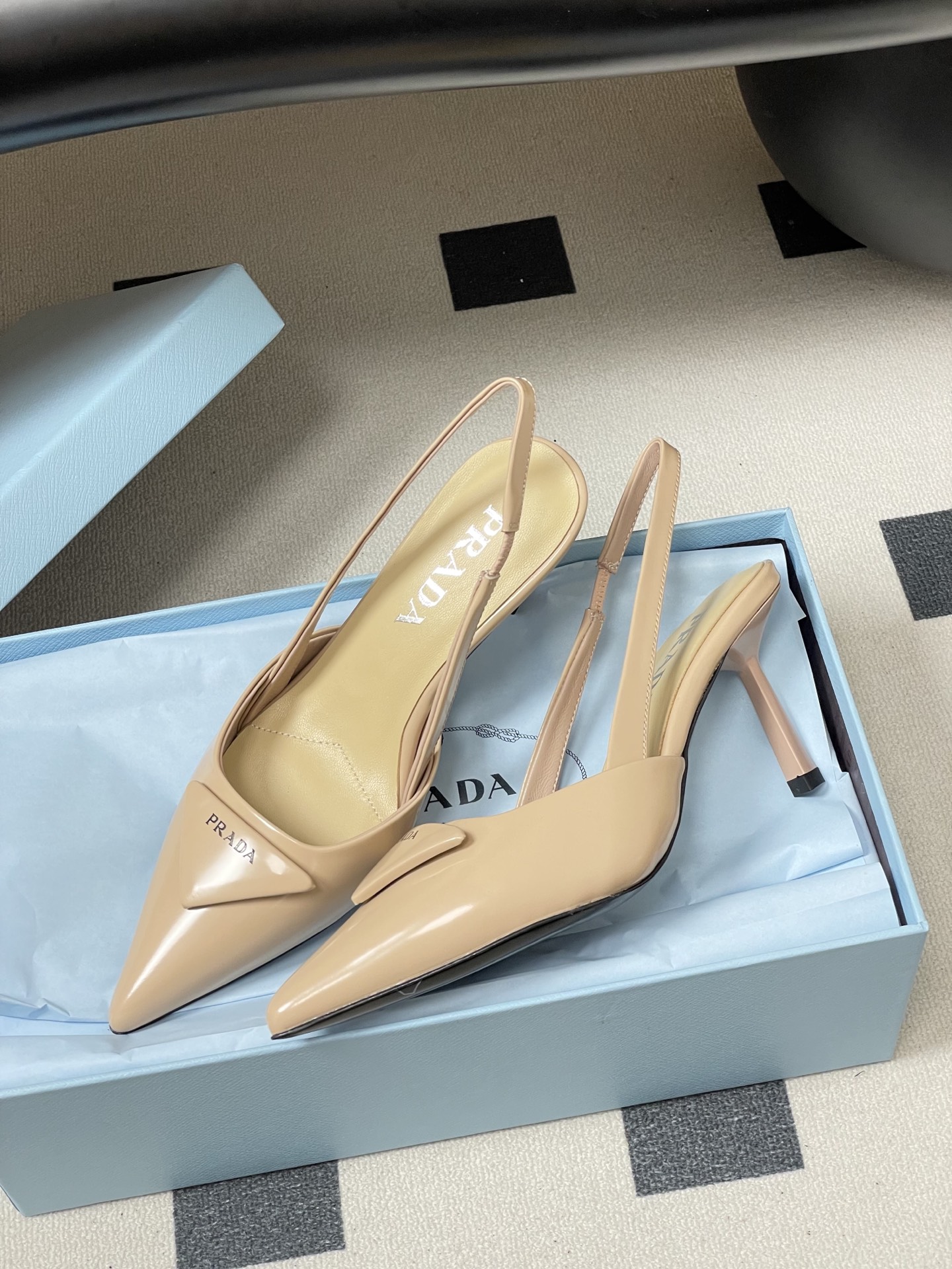 -Prada普拉达经典款三角标扣尖头细高跟后空凉鞋小猫跟凉鞋绝美尖头跟鞋 时尚界久违的极简之美经典时尚配