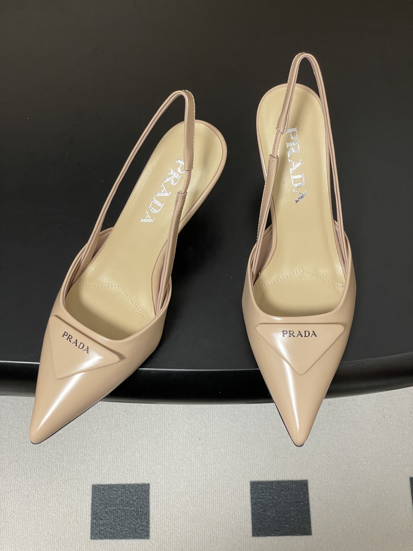 -Prada普拉达经典款三角标扣尖头细高跟后空凉鞋小猫跟凉鞋绝美尖头跟鞋 时尚界久违的极简之美经典时尚配