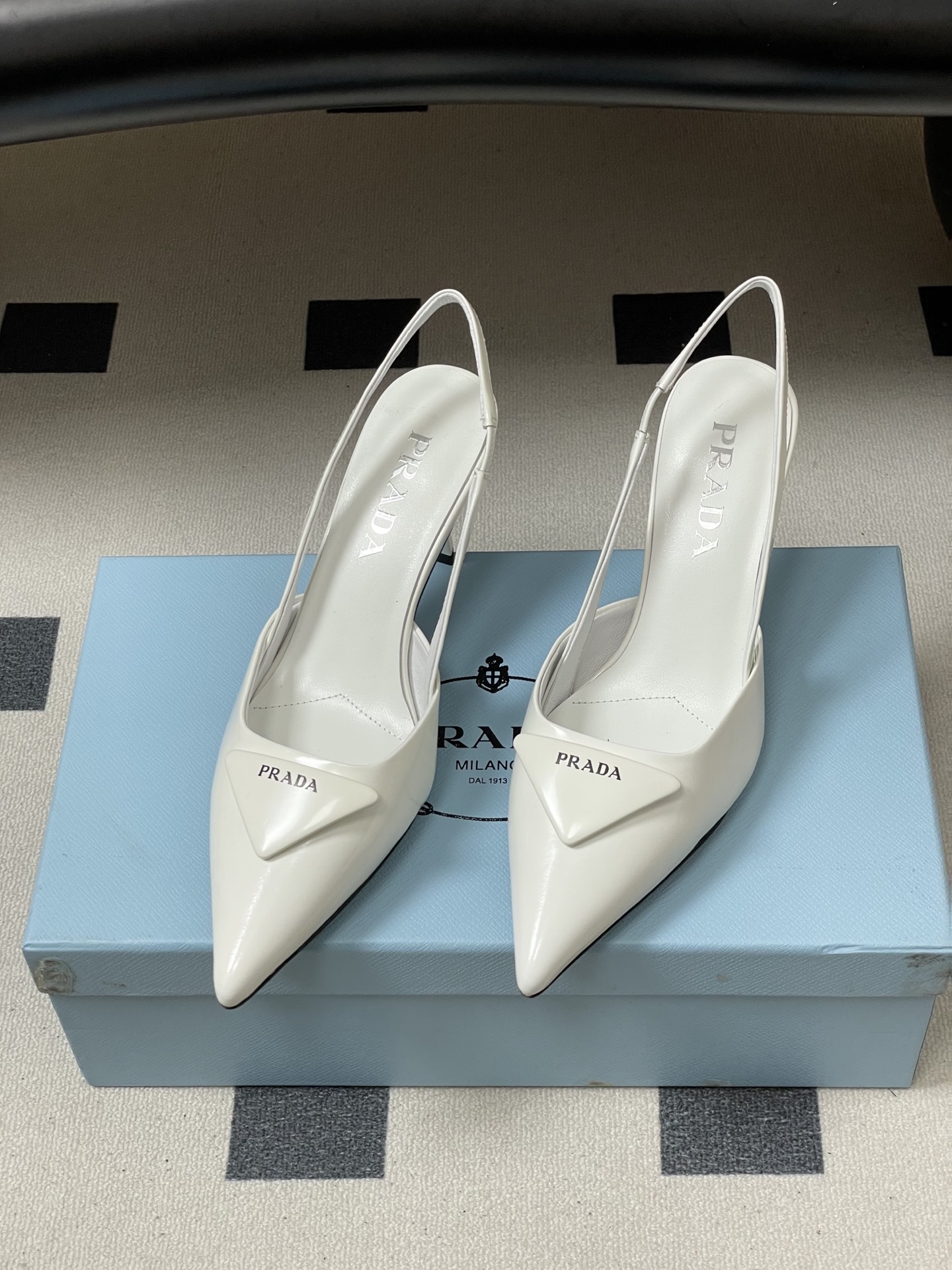 -Prada普拉达经典款三角标扣尖头细高跟后空凉鞋小猫跟凉鞋绝美尖头跟鞋 时尚界久违的极简之美经典时尚配