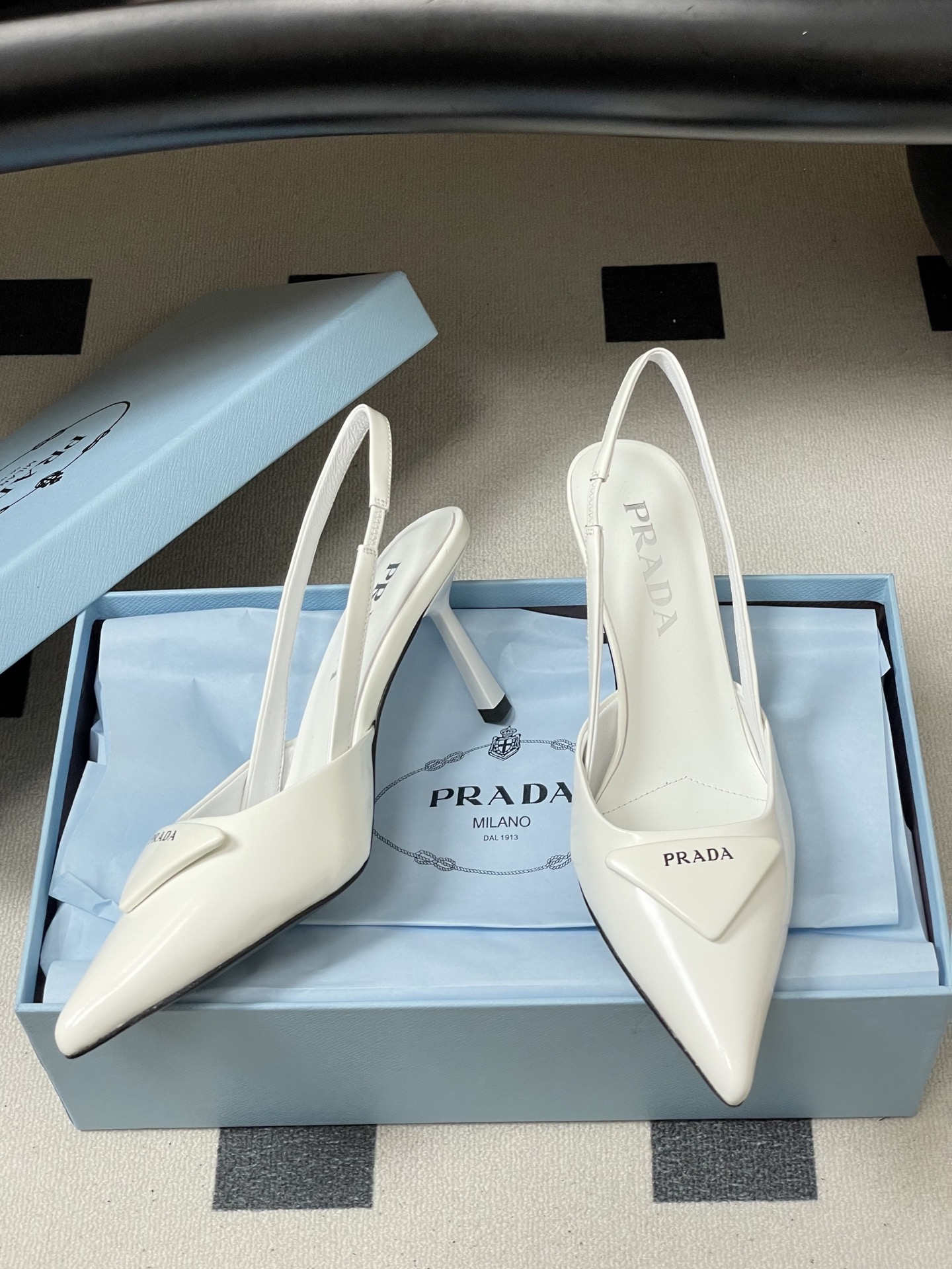 -Prada普拉达经典款三角标扣尖头细高跟后空凉鞋小猫跟凉鞋绝美尖头跟鞋 时尚界久违的极简之美经典时尚配