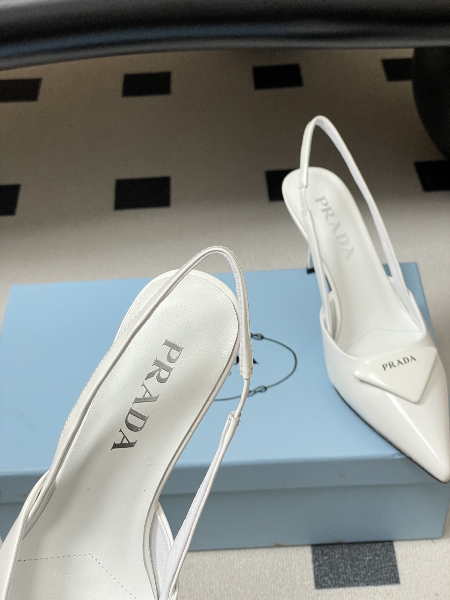 -Prada普拉达经典款三角标扣尖头细高跟后空凉鞋小猫跟凉鞋绝美尖头跟鞋 时尚界久违的极简之美经典时尚配