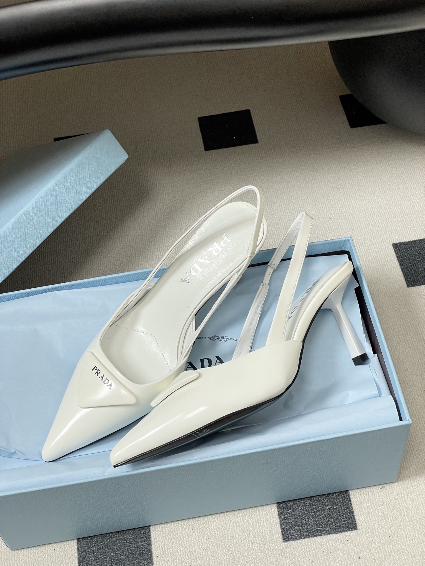-Prada普拉达经典款三角标扣尖头细高跟后空凉鞋小猫跟凉鞋绝美尖头跟鞋 时尚界久违的极简之美经典时尚配