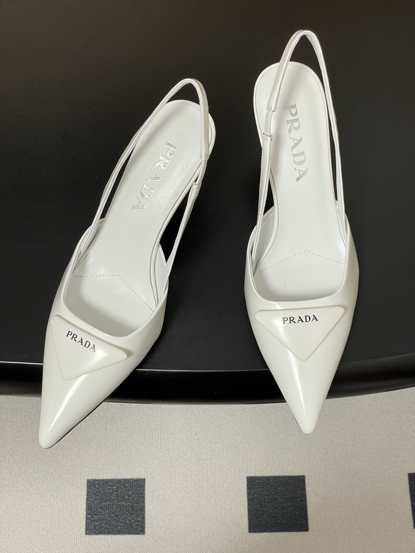 -Prada普拉达经典款三角标扣尖头细高跟后空凉鞋小猫跟凉鞋绝美尖头跟鞋 时尚界久违的极简之美经典时尚配