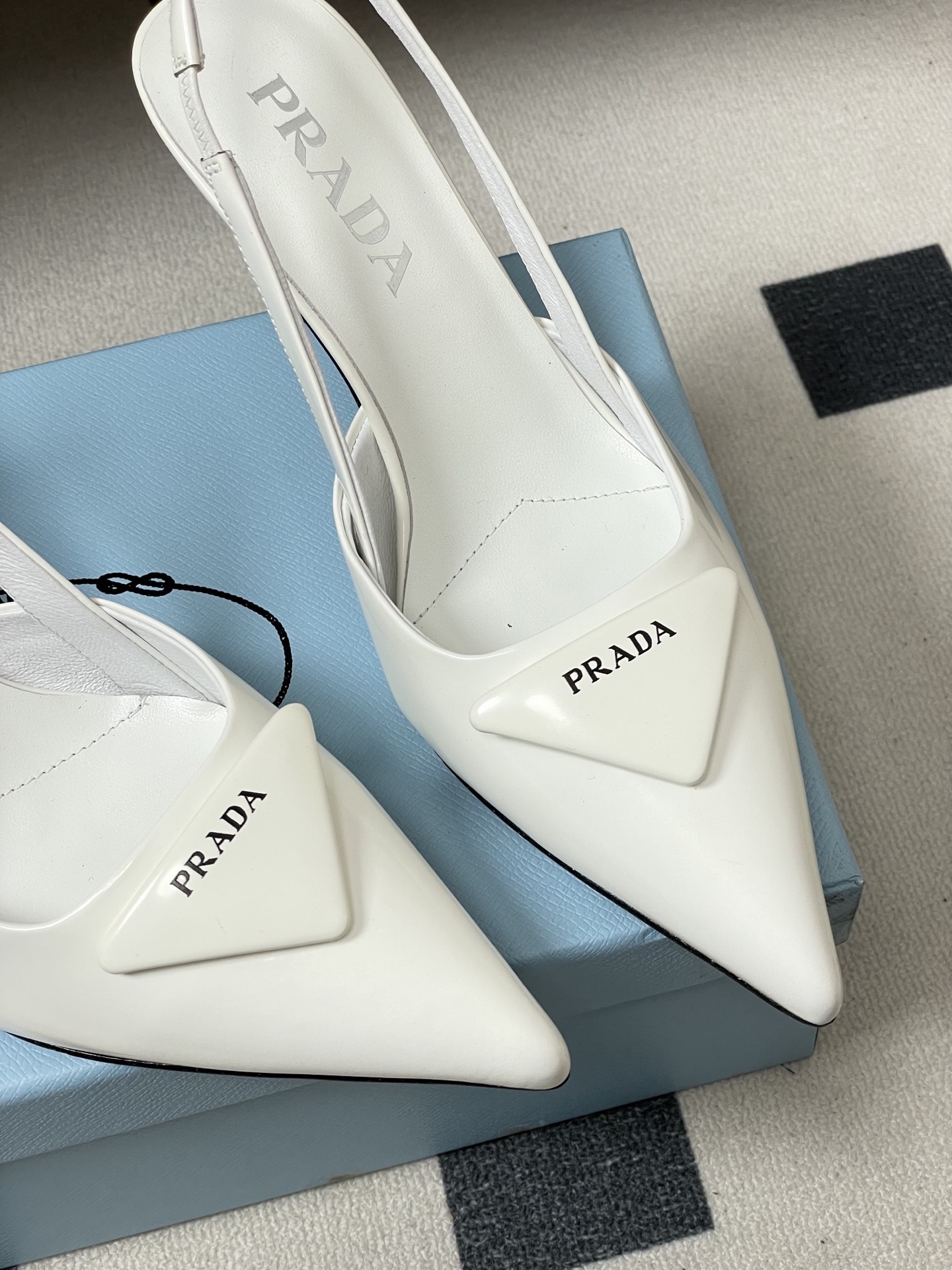 -Prada普拉达经典款三角标扣尖头细高跟后空凉鞋小猫跟凉鞋绝美尖头跟鞋 时尚界久违的极简之美经典时尚配