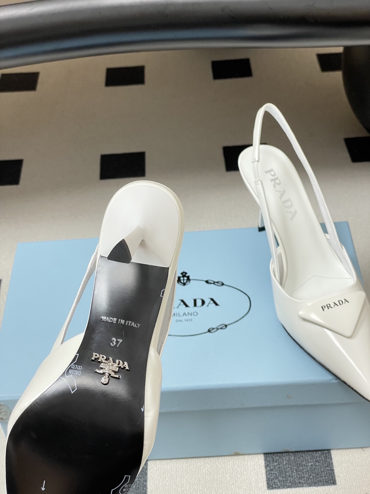 -Prada普拉达经典款三角标扣尖头细高跟后空凉鞋小猫跟凉鞋绝美尖头跟鞋 时尚界久违的极简之美经典时尚配