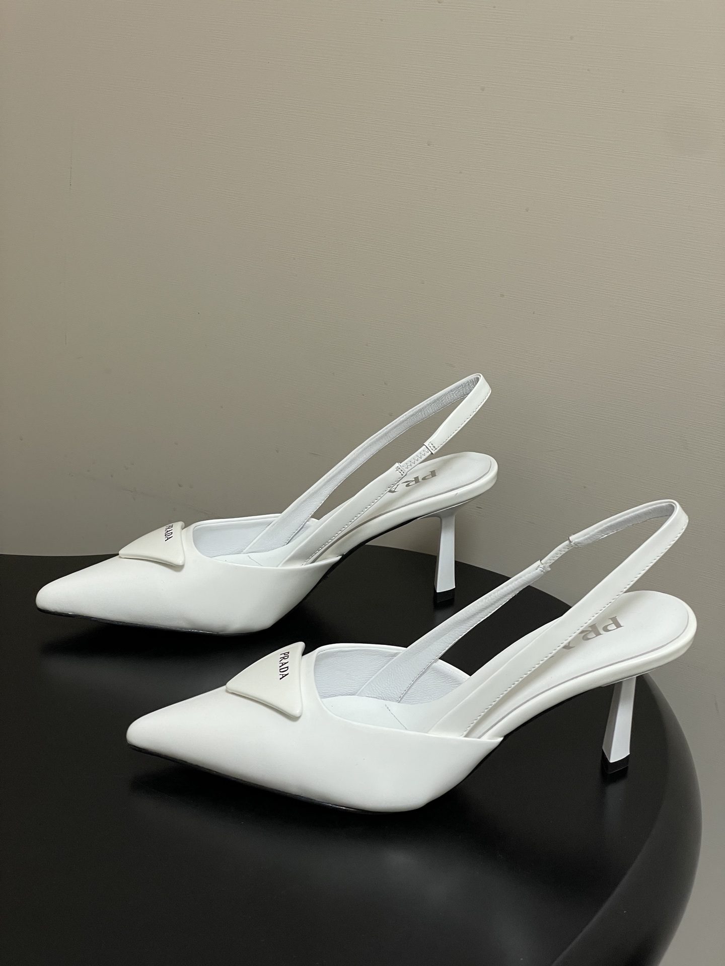 -Prada普拉达经典款三角标扣尖头细高跟后空凉鞋小猫跟凉鞋绝美尖头跟鞋 时尚界久违的极简之美经典时尚配
