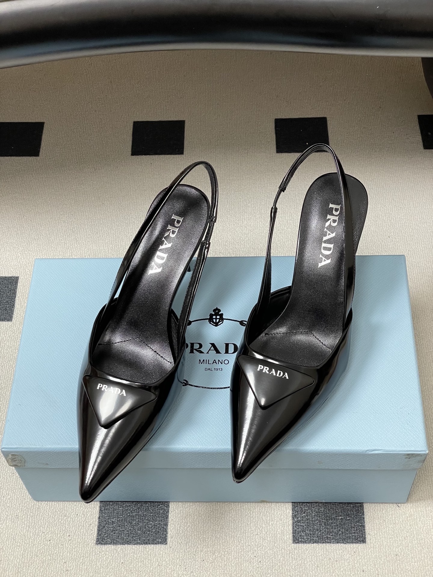 -Prada普拉达经典款三角标扣尖头细高跟后空凉鞋小猫跟凉鞋绝美尖头跟鞋 时尚界久违的极简之美经典时尚配