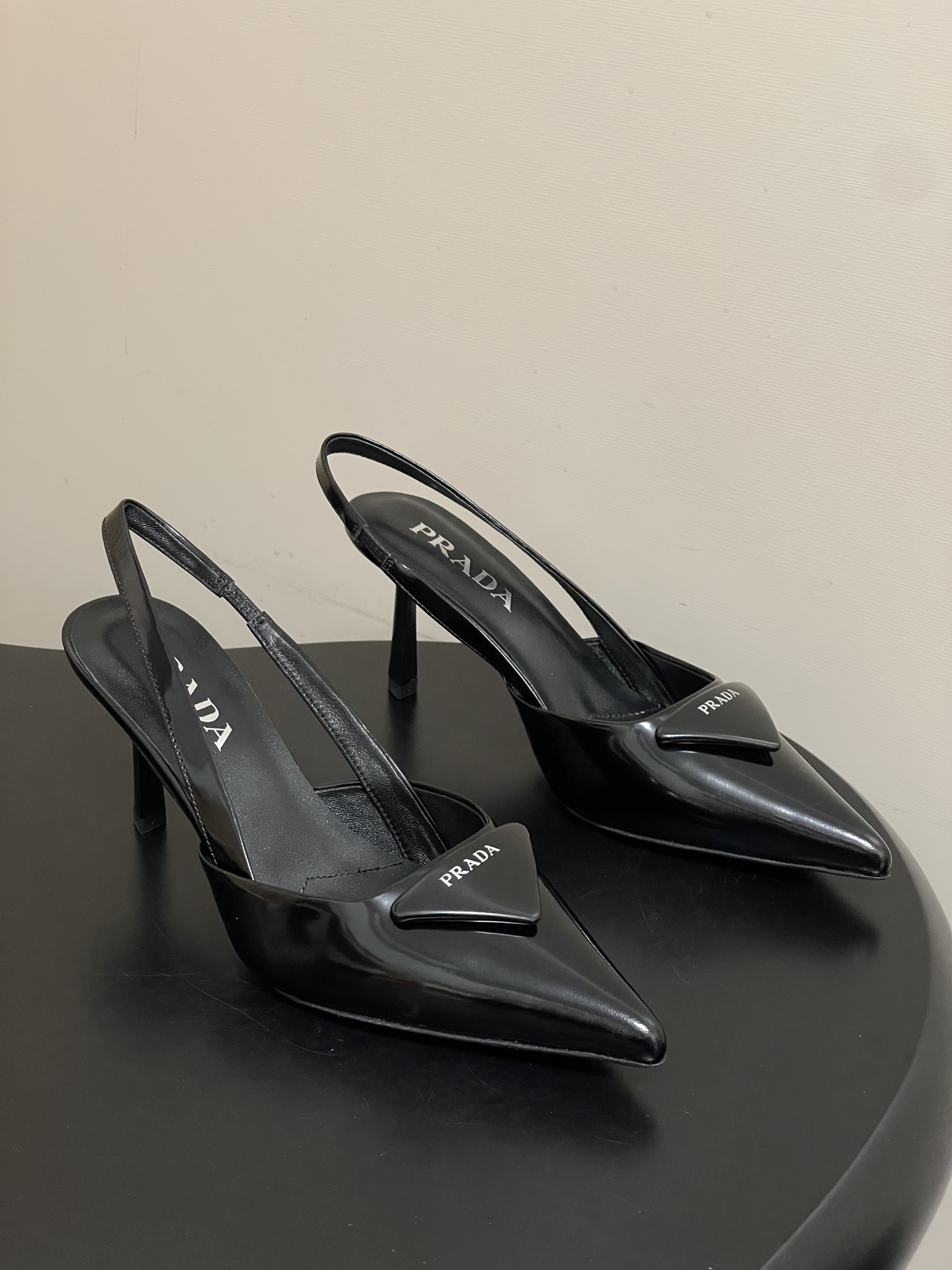 NO:787976,- Prada's classic triangular logo buckle pointed toe stiletto sandals with empty back kitten heel sandals Beautiful pointed toe heels The minimalist beauty that has been missing for a long time in the fashion world Classic fashion color matching Effortless elegance is coming Fashionable Exquisite Beautiful Covered toe pointed toe Wear fashionable temperament Simple new daily slippers to create a high-end look These slippers are super good on the feet and can lengthen your legs.  This triangle-marked high-heeled shoe presents a feminine silhouette, and elegant contemporary details are full of vitality. The pointed-toe slingback design is matched with a geometric heel and a leather triangle logo. The thin padding creates a three-dimensional effect and highlights a modern atmosphere. The upper is made of open-edge beaded cowhide, and the lining is sheepskin. The heel height is 7.5cm. The sole is Italian leather outsole.  Size 35-39 (34.40.41.42 customized, non-returnable), high heels and sandals, prada, prada, sandals, high heels, slippers, cowhide, sheepskin, Leather soles19860909- Prada普拉达经典款三角标扣尖头细高跟后空凉鞋小猫跟凉鞋 绝美尖头跟鞋 时尚界久违的极简之美 经典时尚配色 毫不费力的优雅风来袭 时髦 精致 绝美 包头尖头 外穿时尚气质简约新款日常拖鞋美出高级感拖鞋这款上脚超好而且可以拉长腿型. 这款三角标高跟鞋呈现柔美廓形,优雅的当代风格细节尽显活力.尖头露跟设计,搭配几何形鞋跟和皮革三角形徽标,轻薄填充塑造三维效果,彰显摩登气息. 鞋面开边珠牛皮 内里垫脚羊皮 跟高7.5cm 鞋底意大利真皮大底 码数35-39（34.40.41.42定做不退换）,高跟鞋凉鞋,prada,prada,sandals,high heels,slippers,cowhide,sheepskin,Leather soles,Women's Shoes