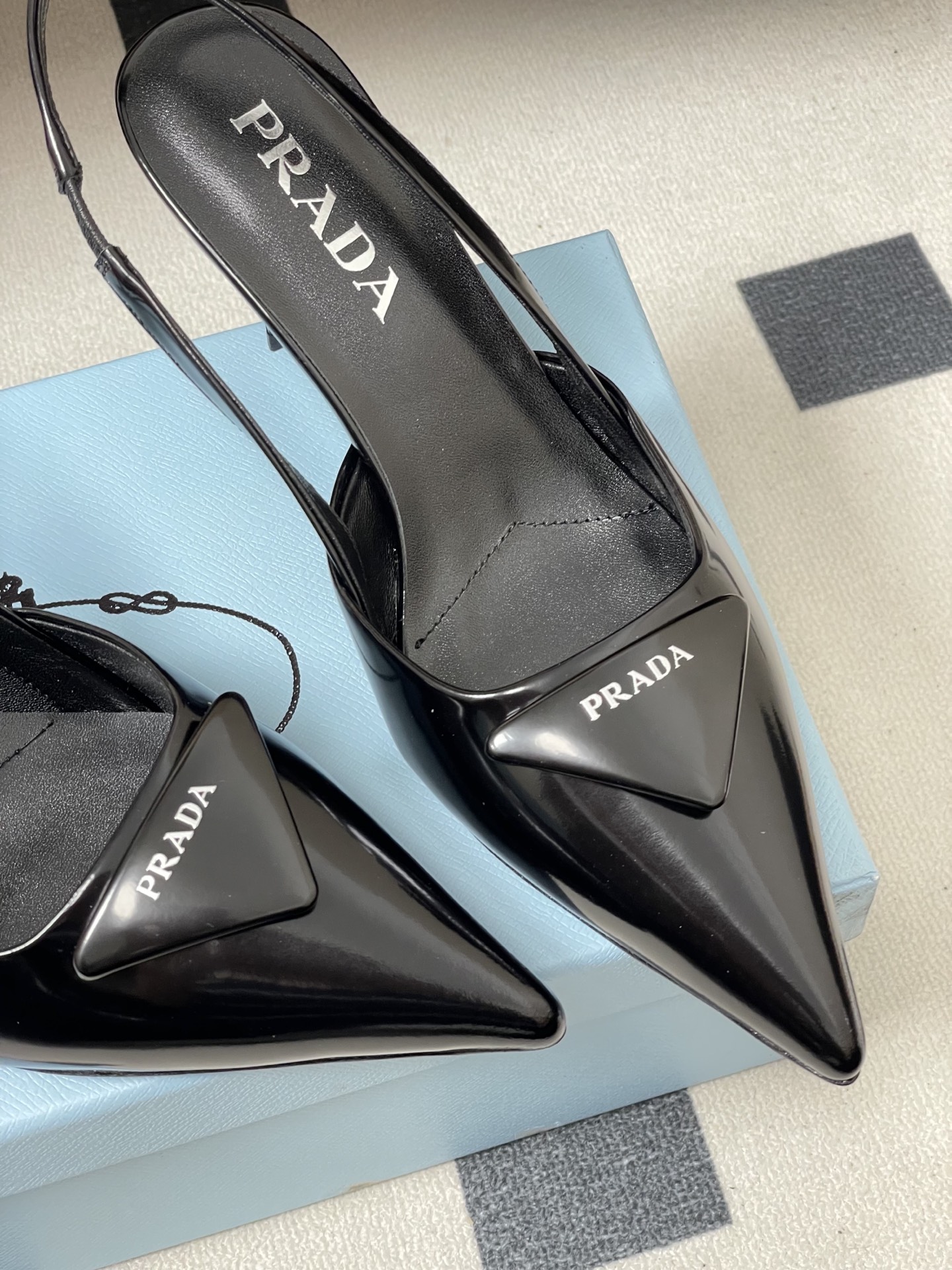 -Prada普拉达经典款三角标扣尖头细高跟后空凉鞋小猫跟凉鞋绝美尖头跟鞋 时尚界久违的极简之美经典时尚配