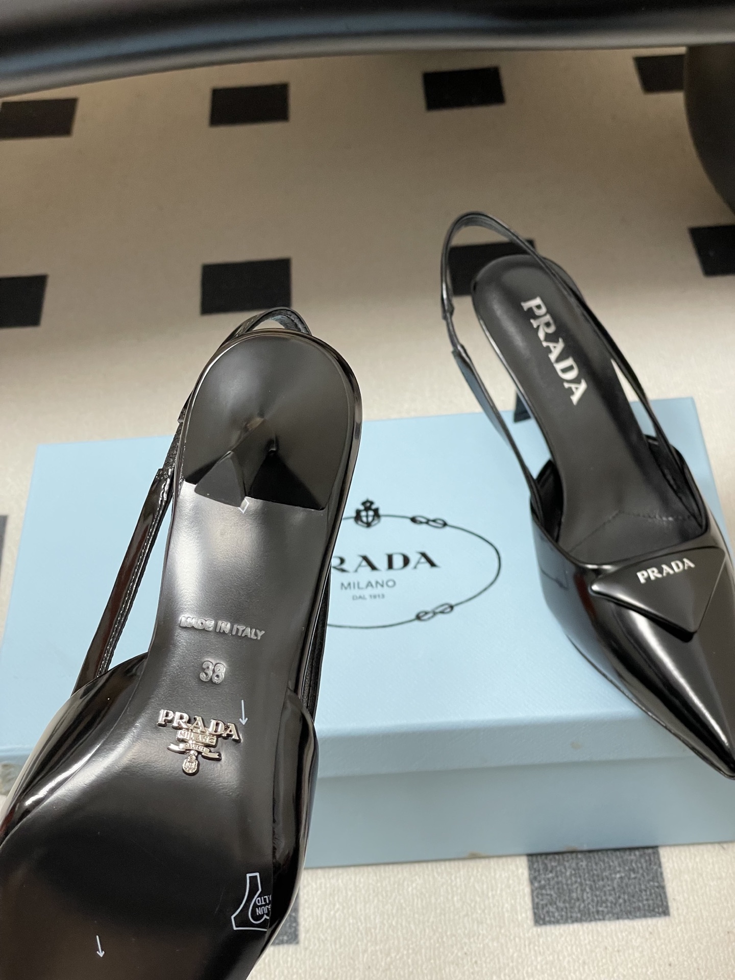 -Prada普拉达经典款三角标扣尖头细高跟后空凉鞋小猫跟凉鞋绝美尖头跟鞋 时尚界久违的极简之美经典时尚配