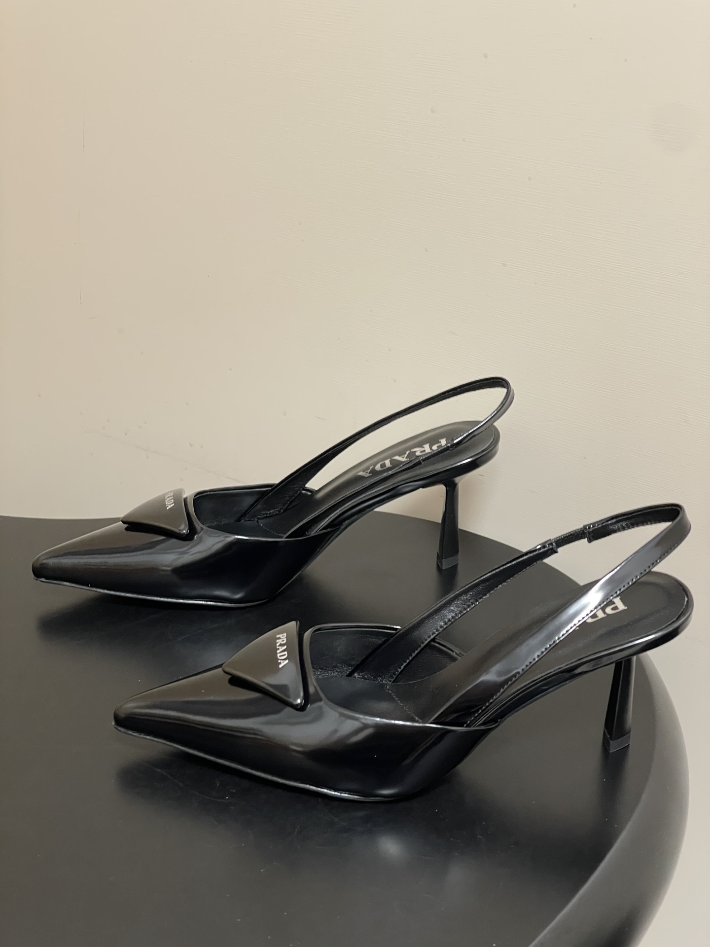 -Prada普拉达经典款三角标扣尖头细高跟后空凉鞋小猫跟凉鞋绝美尖头跟鞋 时尚界久违的极简之美经典时尚配