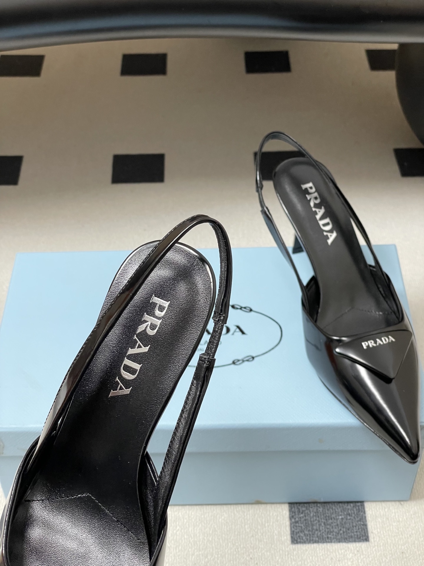 -Prada普拉达经典款三角标扣尖头细高跟后空凉鞋小猫跟凉鞋绝美尖头跟鞋 时尚界久违的极简之美经典时尚配