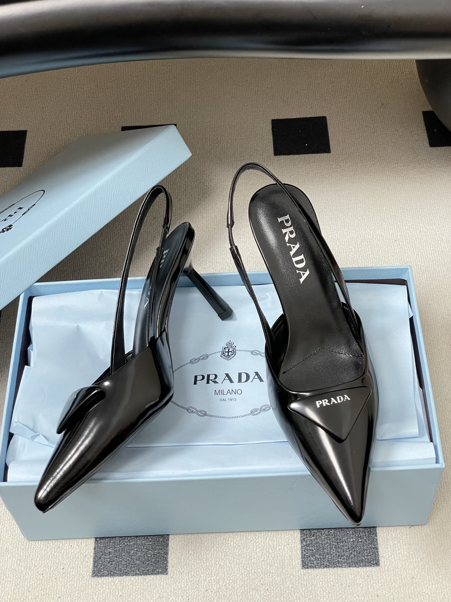 -Prada普拉达经典款三角标扣尖头细高跟后空凉鞋小猫跟凉鞋绝美尖头跟鞋 时尚界久违的极简之美经典时尚配