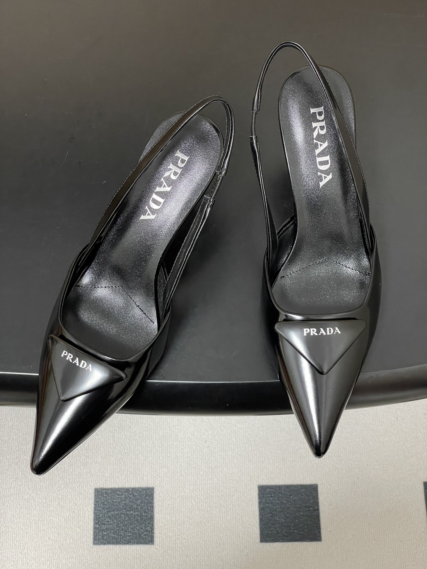 -Prada普拉达经典款三角标扣尖头细高跟后空凉鞋小猫跟凉鞋绝美尖头跟鞋 时尚界久违的极简之美经典时尚配