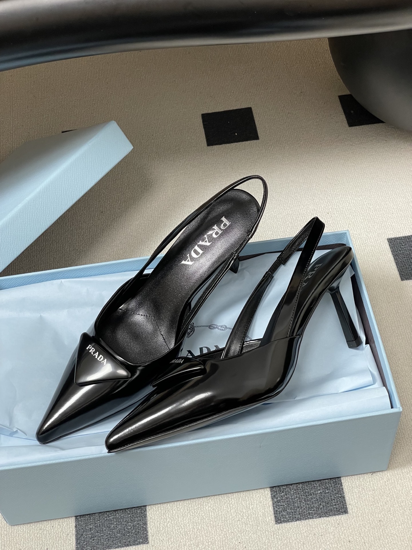 -Prada普拉达经典款三角标扣尖头细高跟后空凉鞋小猫跟凉鞋绝美尖头跟鞋 时尚界久违的极简之美经典时尚配