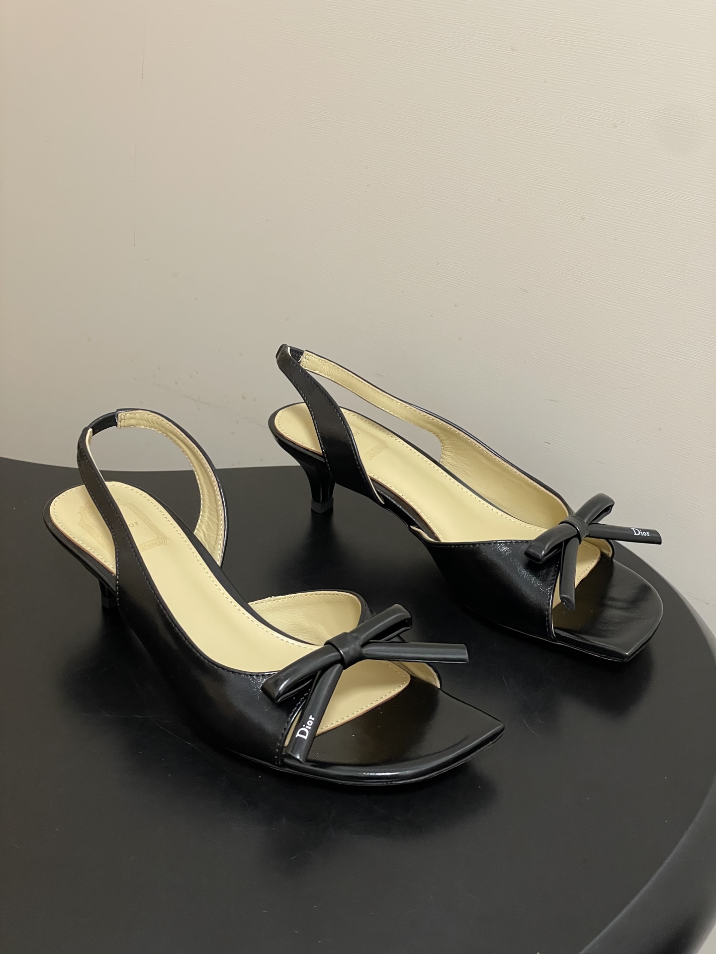 NO:787974,- 26ss spring and summer new Dior Dior latest catwalk model D-Bow slingback sandals with CD letter bow kitten heel open toe fish mouth back empty low heel sandals This Dior Bow slingback sandals with heel show Jonathan Anderson (Jonathan Anderson)  Anderson's creative perspective, highlighting the bow, a classic symbol of Dior, to pay tribute to elegance. Dior made a wonderful debut, highlighting the bow, a classic symbol of Dior, to pay tribute to elegance. The Check'n'Dior pattern draws inspiration from British tailoring and the tradition of plaid patterns, and reinterprets it into high-end styles, highlighting the eye-catching and fashionable elegance. Sheep leather style, with D-shaped soles to represent Dior, the smooth silhouette is full of personality, highlighting the exquisite and elegant beauty. Upper cowhide leather/silk  Sheepskin lining, genuine Italian leather outsole, heel height 4.5cm, size 35-39 (34.40.41.42, custom made, non-returnable), slippers and sandals, dior, dior, sandals, slippers, cowhide, sheepskin, real silk, Leather soles19860909- 26ss春夏新款Dior迪奥最新走秀款 D-Bow带跟露跟凉鞋 CD字母蝴蝶结小猫跟露趾鱼嘴后空矮跟凉鞋 这款 Dior Bow带跟露跟凉鞋展现乔纳森.安德森(Jonathan Anderson)的创意视角,突显蝴蝶结这一Dior经典符号,向优雅气质致敬.Dior首秀上精彩亮相,突显蝴蝶结这一Dior经典标志,向优雅气质致敬.Check'n'Dior图案从英式精裁工艺和格子图案传统汲取灵感,融入高订风格重新诠释,彰显醒目时尚的优雅气质.羊皮革款式,搭配D字形鞋底代表Dior,流畅廓形富有个性,彰显精致高雅的美感. 鞋面牛皮/真丝 内里垫脚羊皮 鞋底意大利真皮大底 跟高4.5cm 码数35-39（34.40.41.42定做不退换）,拖鞋凉鞋,dior,dior,sandals,slippers,cowhide,sheepskin,real silk,Leather soles,Women's Shoes