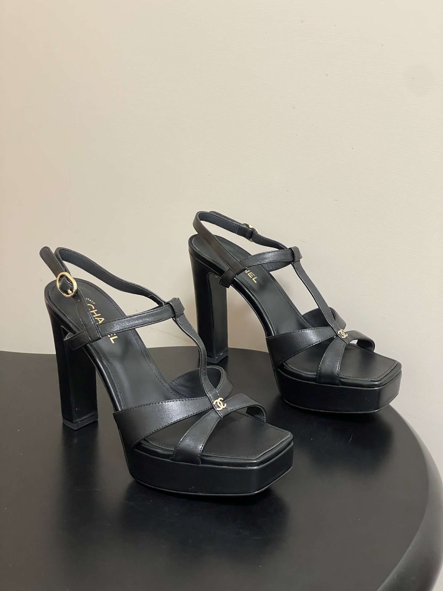 NO:789817,- 2026 spring and summer new Chanel Xiaoxiang 26P Hentiangao series iconic double C buckle fish mouth waterproof platform high heels slingback buckle thick heel sandals  The upper is made of soft sheepskin + classic double-C metal logo, full of brand feel. The open-toe design + adjustable ankle straps make it comfortable to wear. The thick-soled 12cm heel elongates the leg line and is super stable at the same time, making it easy to control in daily or formal occasions. The overall style is simple and elegant, and can be matched with skirts and trousers. It has both temperament and practicality. It is one of the super popular items in the 26P series. Customized sheepskin upper, sheepskin lining, Italian genuine leather outsole, heel height 12cm, water platform 3cm  Size 35-39 (40.41 customized, non-refundable), high heels and sandals, chanel, sandals, high heels, skirts, sheepskin, Leather soles19860909- 2026春夏新款Chanel小香26P 恨天高系列 标志性双C扣鱼嘴防水台高跟鞋露跟搭扣粗跟凉鞋 鞋面柔软羊皮+经典双C金属Logo,品牌感满满.露趾设计+可调节脚踝绑带,穿着舒适贴合.厚底粗跟12cm,拉长腿部线条同时超稳,日常或正式场合都能轻松驾驭.整体简约优雅,裙装裤装都能搭配,气质与实用性兼具,是26P系列超火单品之一 鞋面定制羊皮 内里垫脚羊皮 鞋底意大利真皮大底 跟高12cm 水台3cm 码数35-39（40.41定做不退换）,高跟鞋凉鞋,chanel,sandals,high heels,skirts,sheepskin,Leather soles,Women's Shoes