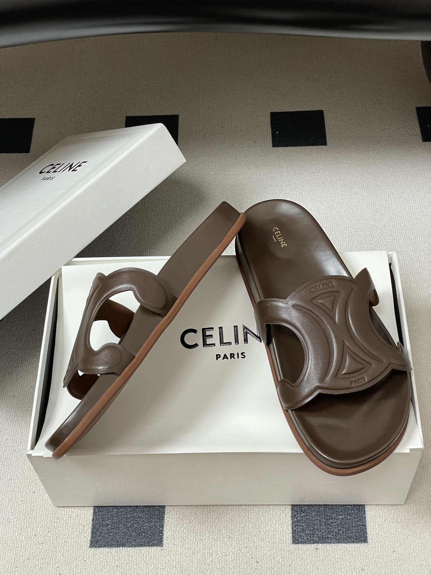 -26ss春夏新款 CELINE 赛琳 思琳复古皮面拖鞋 经典凯旋门英伦风平底休闲凉拖鞋简约大气时髦 耐