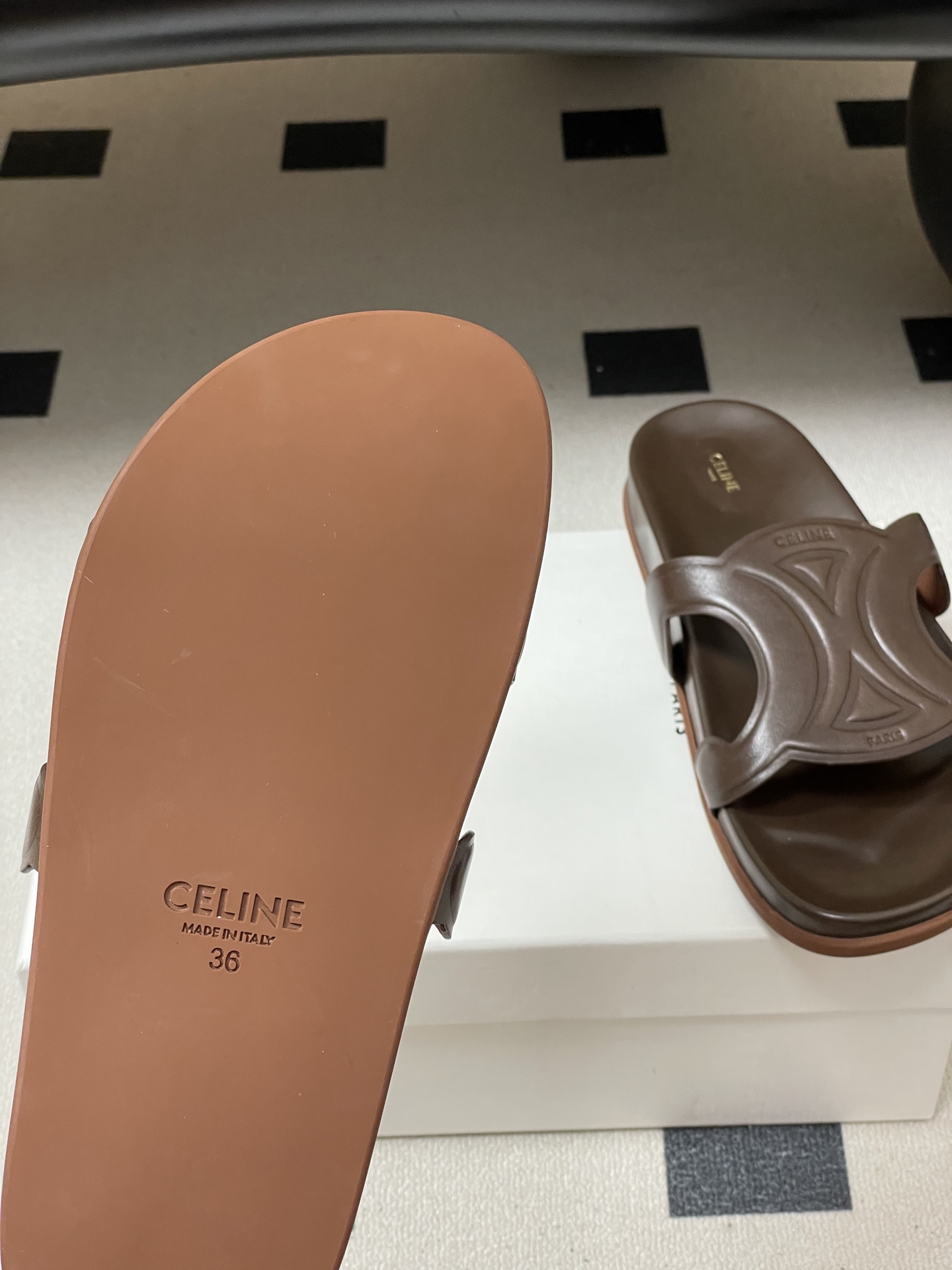 -26ss春夏新款 CELINE 赛琳 思琳复古皮面拖鞋 经典凯旋门英伦风平底休闲凉拖鞋简约大气时髦 耐