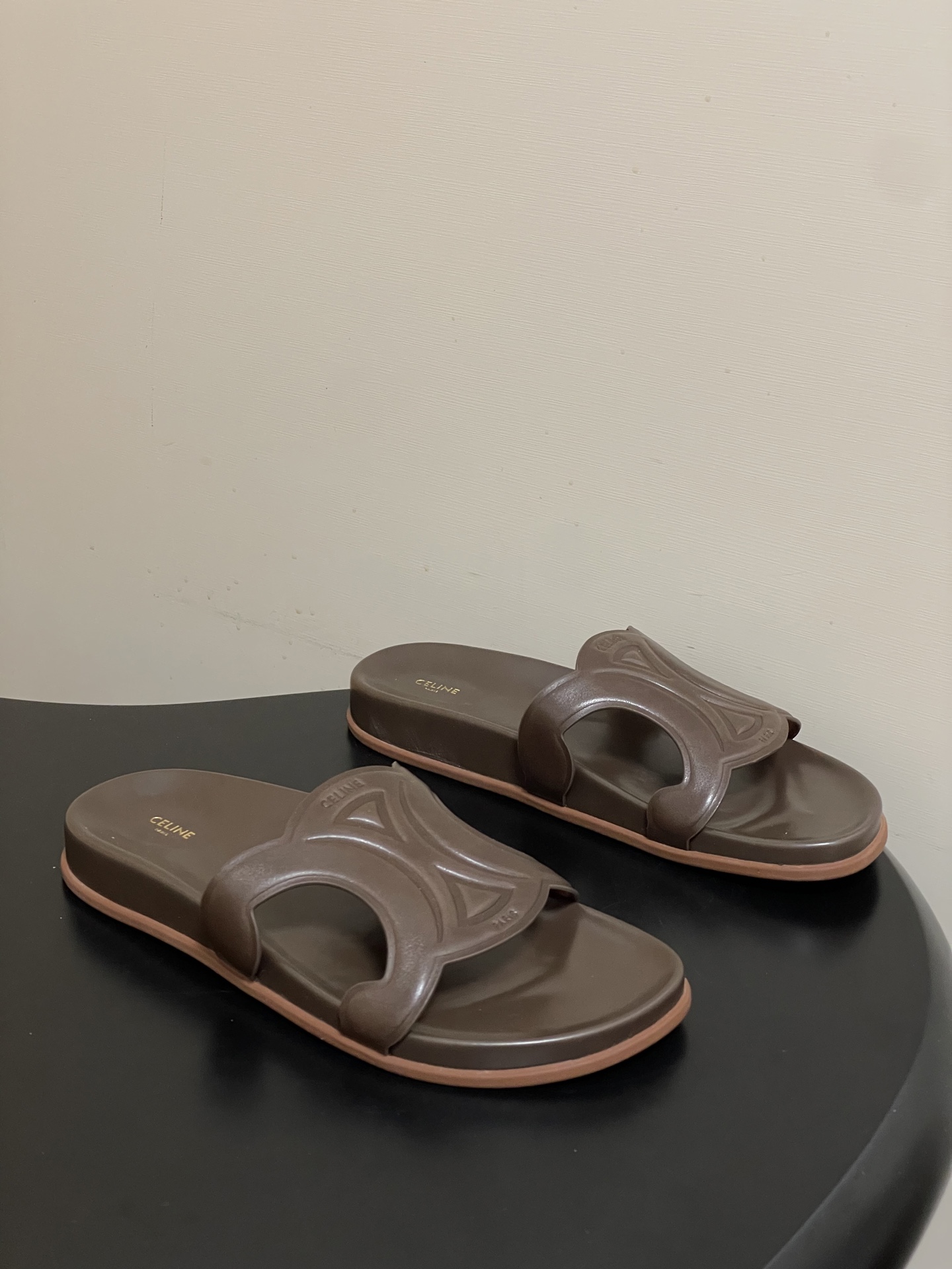 -26ss春夏新款 CELINE 赛琳 思琳复古皮面拖鞋 经典凯旋门英伦风平底休闲凉拖鞋简约大气时髦 耐