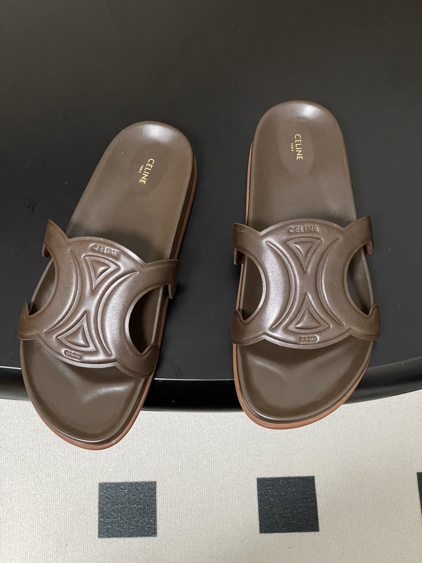 -26ss春夏新款 CELINE 赛琳 思琳复古皮面拖鞋 经典凯旋门英伦风平底休闲凉拖鞋简约大气时髦 耐