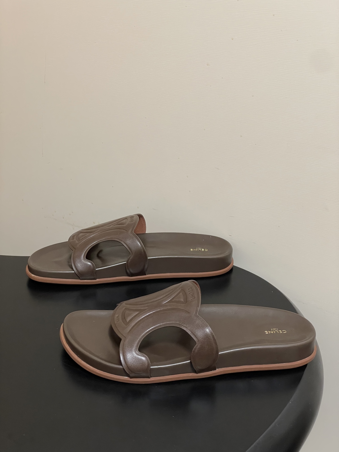 -26ss春夏新款 CELINE 赛琳 思琳复古皮面拖鞋 经典凯旋门英伦风平底休闲凉拖鞋简约大气时髦 耐