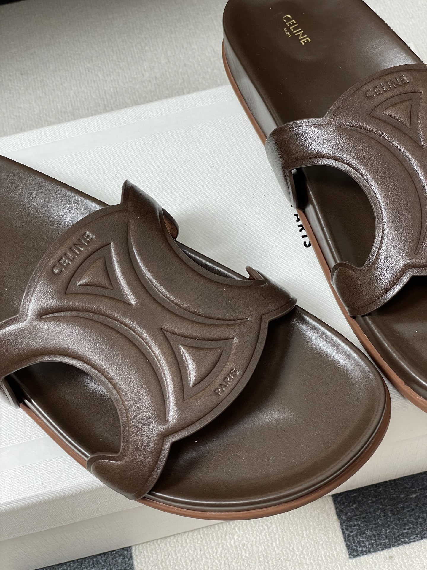 -26ss春夏新款 CELINE 赛琳 思琳复古皮面拖鞋 经典凯旋门英伦风平底休闲凉拖鞋简约大气时髦 耐