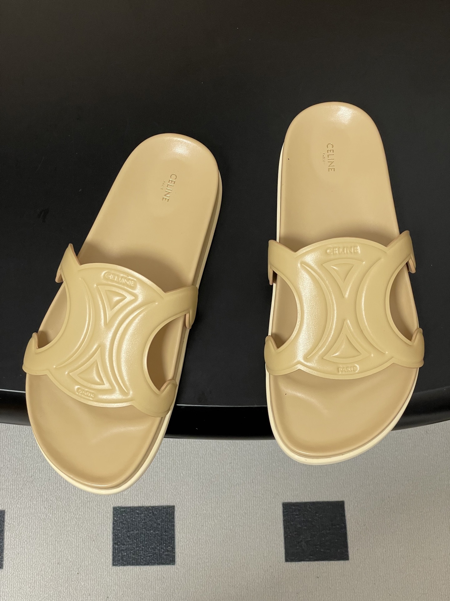 -26ss春夏新款 CELINE 赛琳 思琳复古皮面拖鞋 经典凯旋门英伦风平底休闲凉拖鞋简约大气时髦 耐