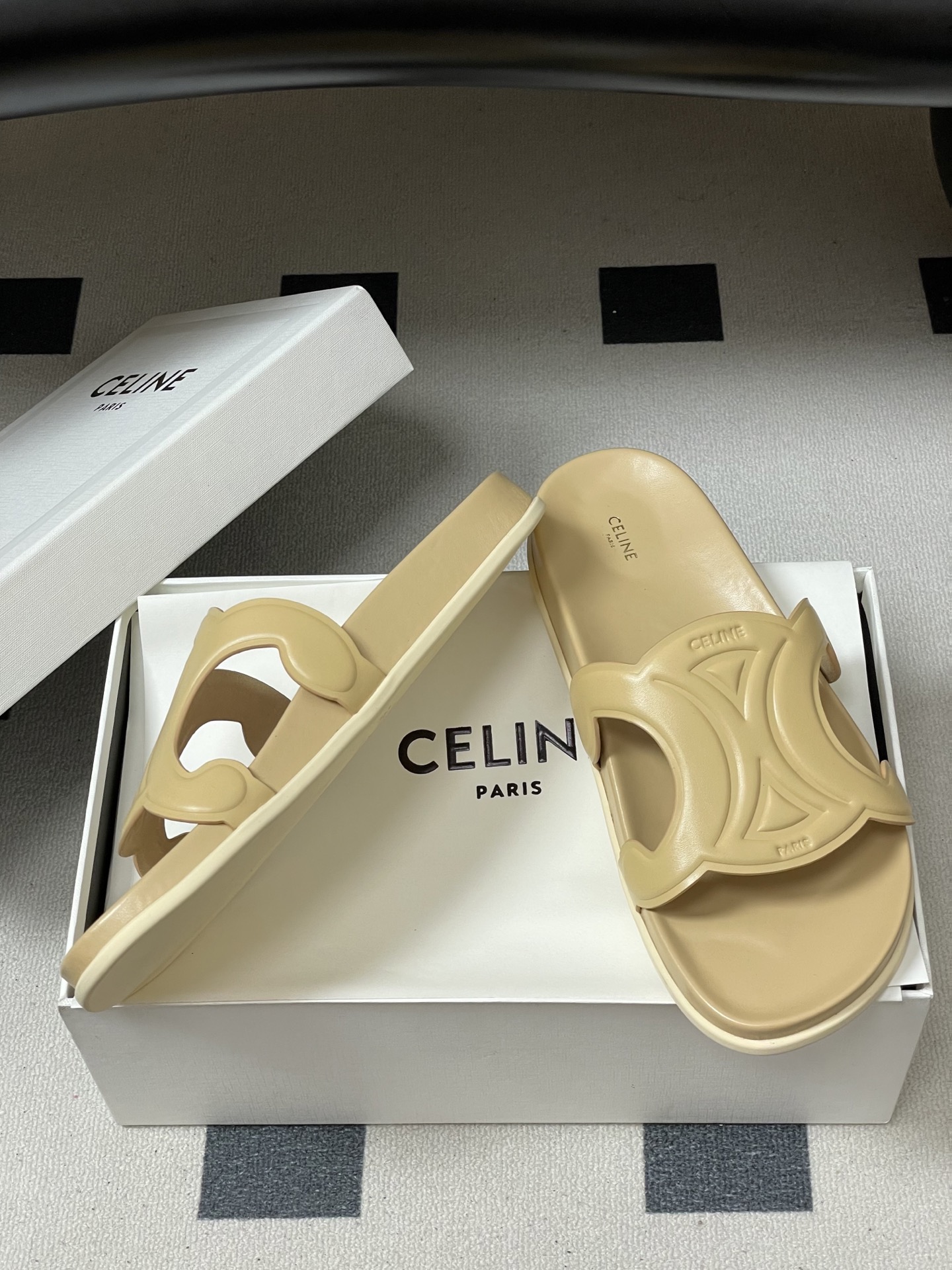 -26ss春夏新款 CELINE 赛琳 思琳复古皮面拖鞋 经典凯旋门英伦风平底休闲凉拖鞋简约大气时髦 耐