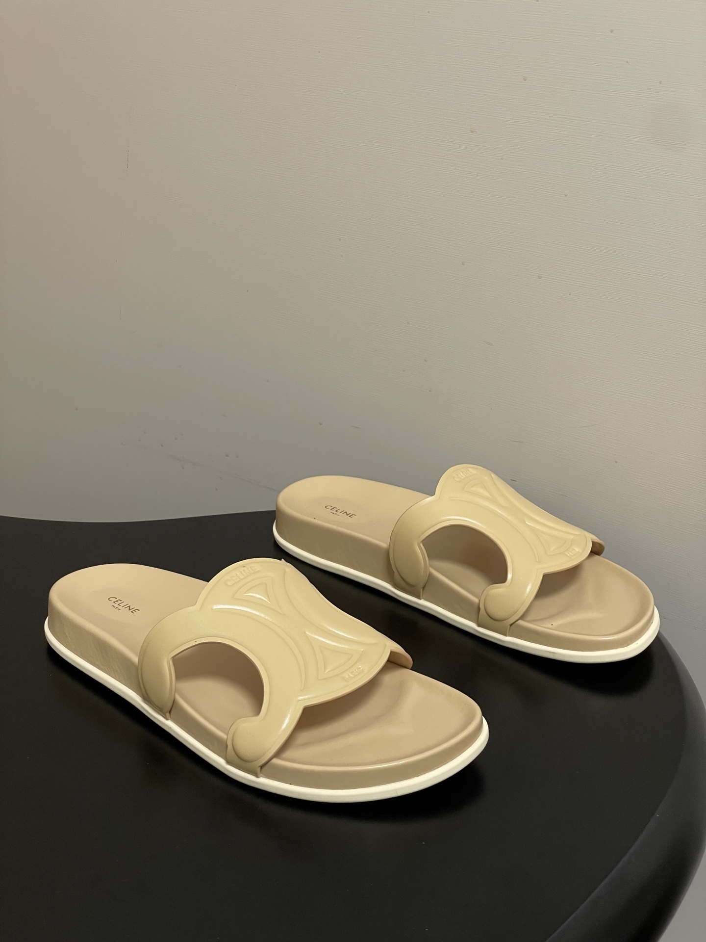 -26ss春夏新款 CELINE 赛琳 思琳复古皮面拖鞋 经典凯旋门英伦风平底休闲凉拖鞋简约大气时髦 耐