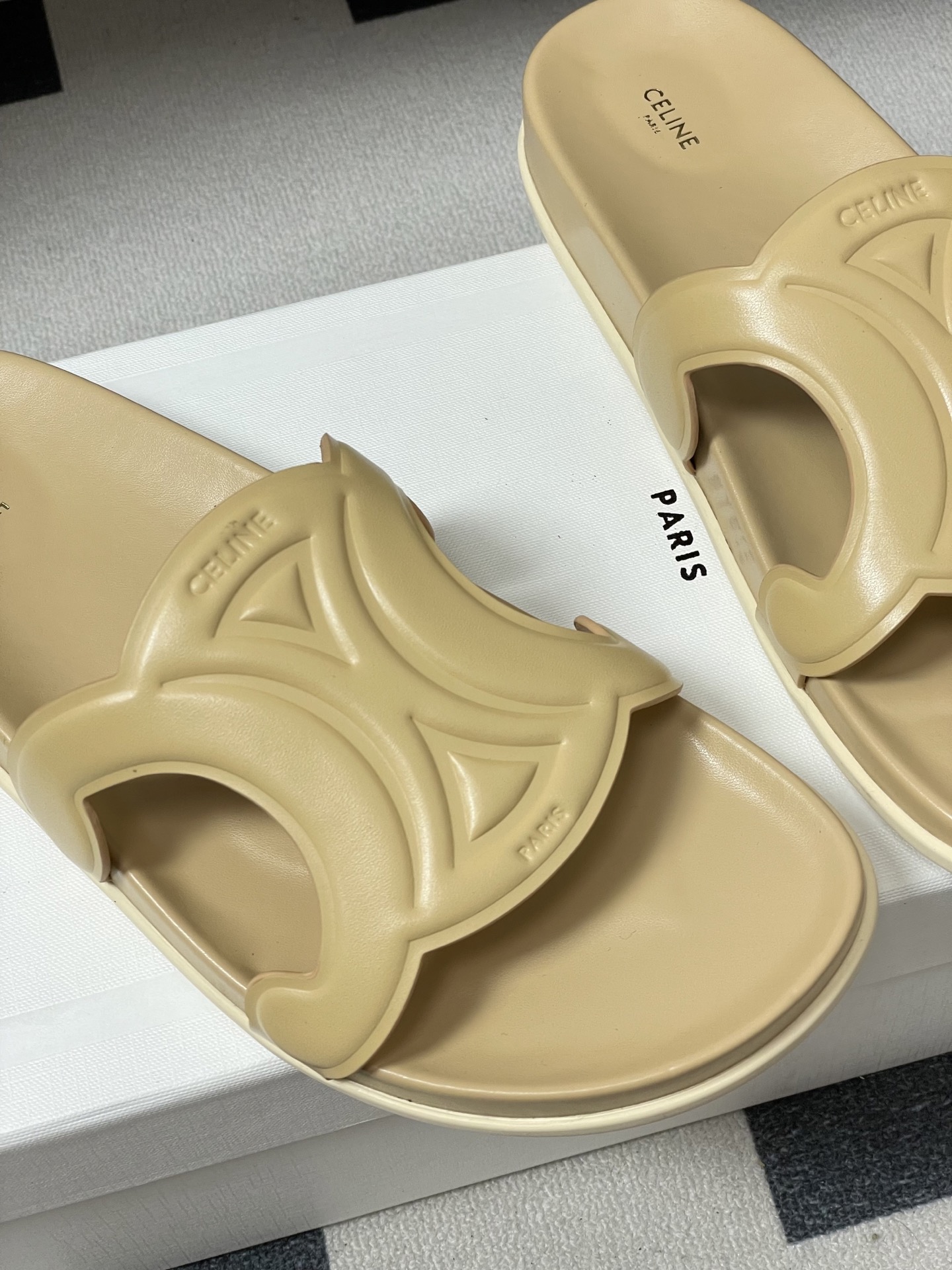 -26ss春夏新款 CELINE 赛琳 思琳复古皮面拖鞋 经典凯旋门英伦风平底休闲凉拖鞋简约大气时髦 耐