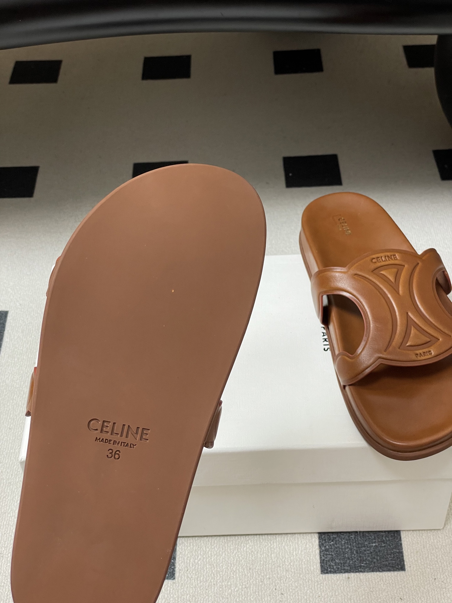 -26ss春夏新款 CELINE 赛琳 思琳复古皮面拖鞋 经典凯旋门英伦风平底休闲凉拖鞋简约大气时髦 耐