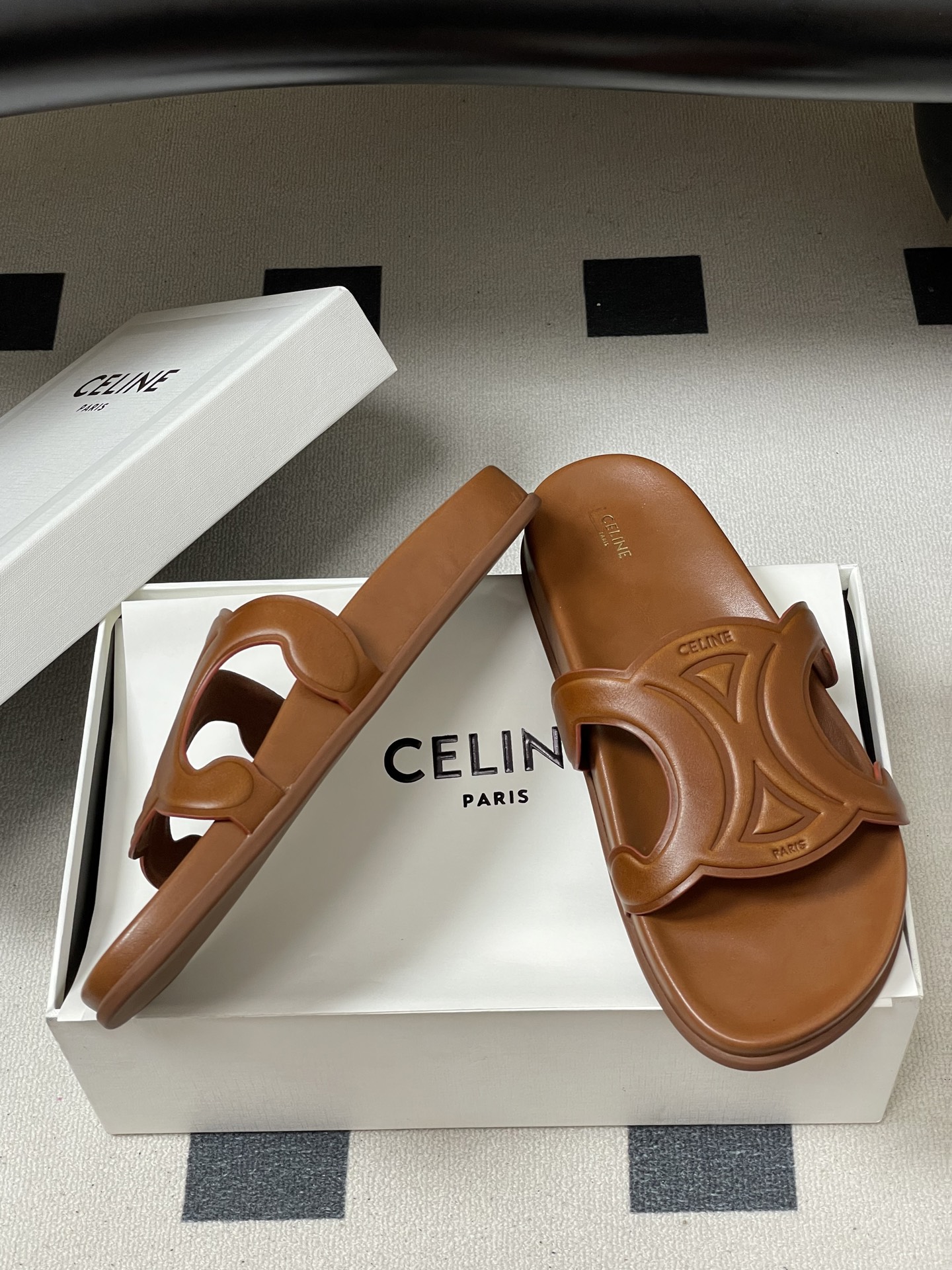 -26ss春夏新款 CELINE 赛琳 思琳复古皮面拖鞋 经典凯旋门英伦风平底休闲凉拖鞋简约大气时髦 耐