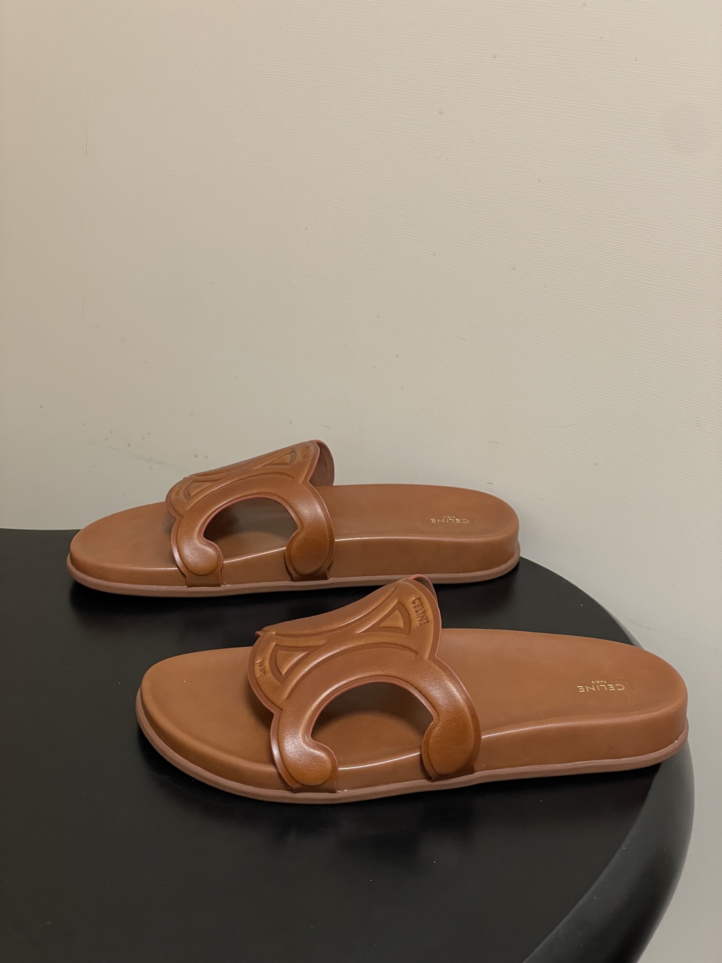 -26ss春夏新款 CELINE 赛琳 思琳复古皮面拖鞋 经典凯旋门英伦风平底休闲凉拖鞋简约大气时髦 耐