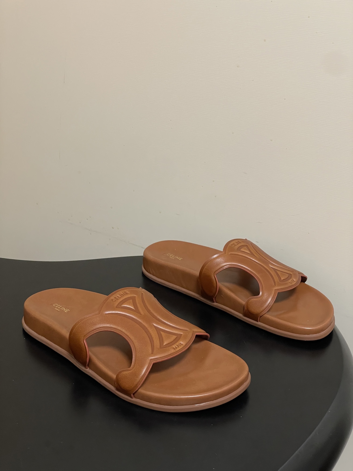 -26ss春夏新款 CELINE 赛琳 思琳复古皮面拖鞋 经典凯旋门英伦风平底休闲凉拖鞋简约大气时髦 耐