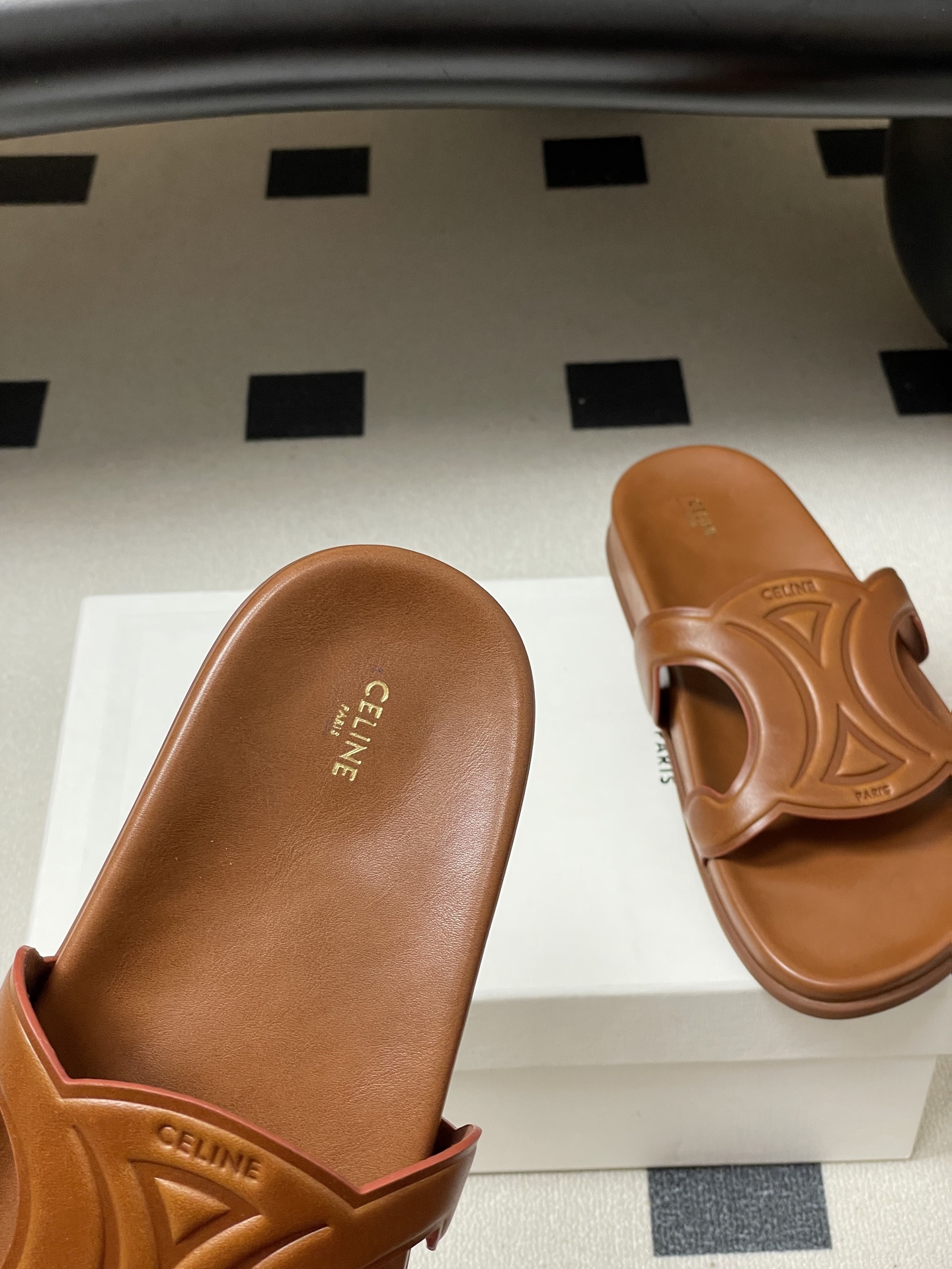 -26ss春夏新款 CELINE 赛琳 思琳复古皮面拖鞋 经典凯旋门英伦风平底休闲凉拖鞋简约大气时髦 耐