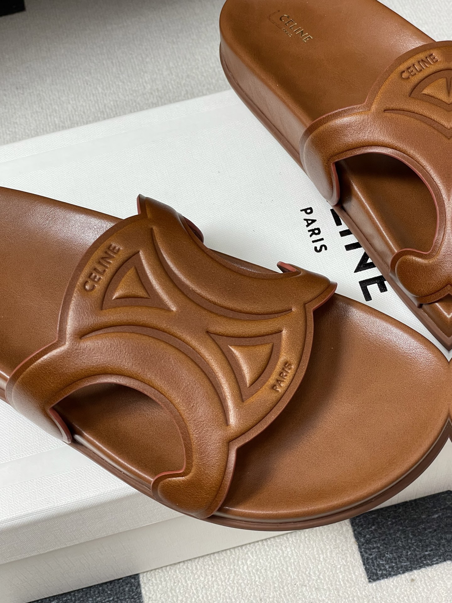-26ss春夏新款 CELINE 赛琳 思琳复古皮面拖鞋 经典凯旋门英伦风平底休闲凉拖鞋简约大气时髦 耐
