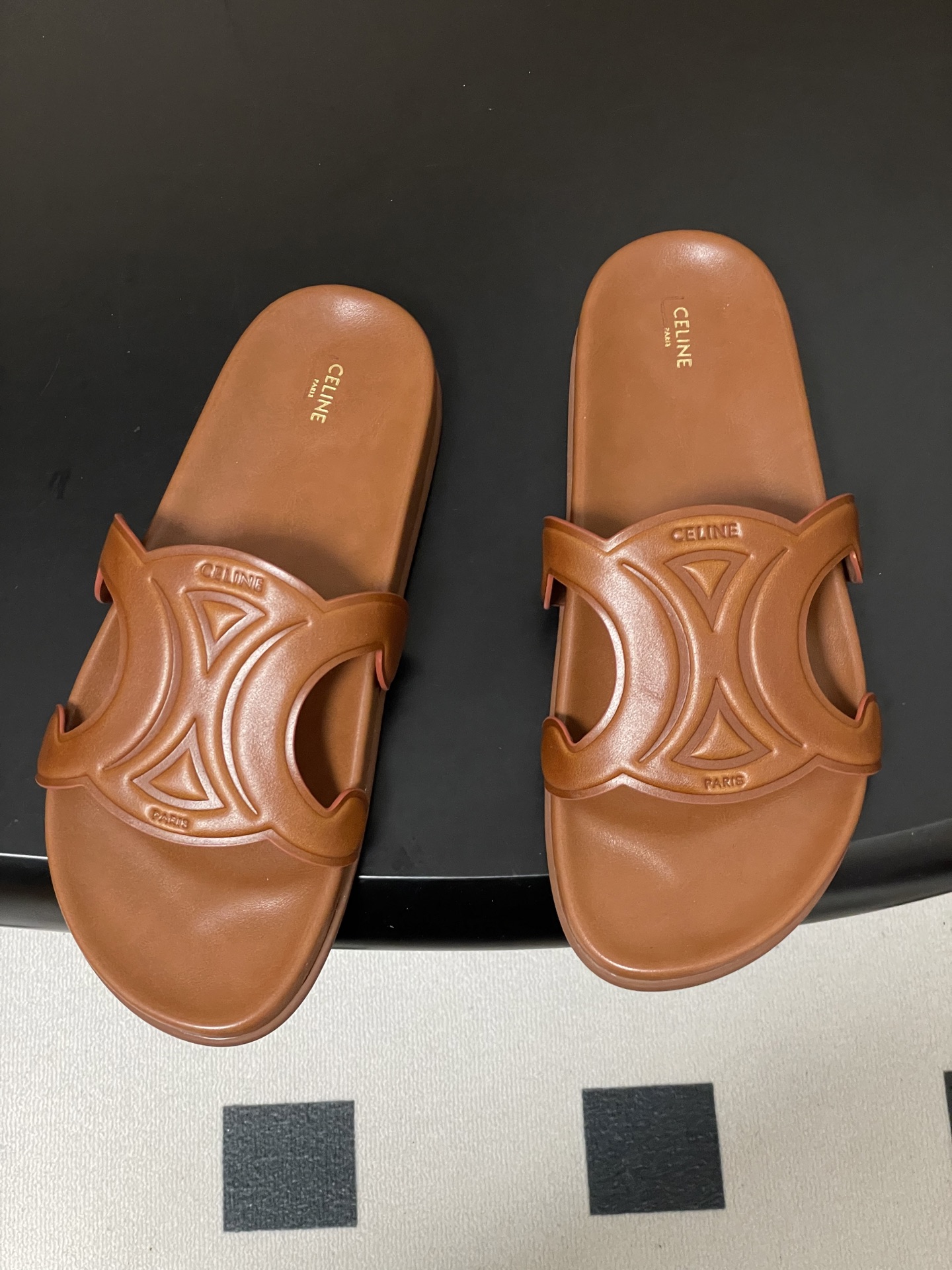 -26ss春夏新款 CELINE 赛琳 思琳复古皮面拖鞋 经典凯旋门英伦风平底休闲凉拖鞋简约大气时髦 耐