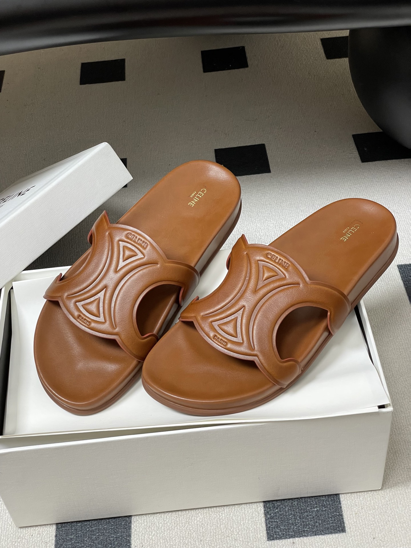 -26ss春夏新款 CELINE 赛琳 思琳复古皮面拖鞋 经典凯旋门英伦风平底休闲凉拖鞋简约大气时髦 耐