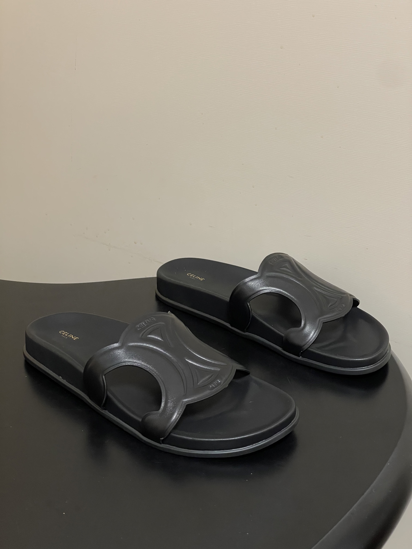 NO:789823,- 26ss spring and summer new style CELINE Celine retro leather slippers, classic Arc de Triomphe British style flat casual sandals, simple and fashionable, timeless and timeless, a classic that will never fade away in the fashion circle, the retro British style allows you to wear a different temperament  The embossed Arc de Triomphe is a French high-end feeling engraved in the bones. The smooth cowhide is crisp and neat. Whether you are commuting in a hurry or sunbathing on vacation, you can go out with just one kick, and the lazy party is ecstatic. Upper cowhide, lining sheepskin, sole molded rubber outsole, size 35-39 (40.41 custom-made, non-returnable), slippers, celine, celine, slippers, cowhide, sheepskin19860909- 26ss春夏新款 CELINE 赛琳 思琳复古皮面拖鞋 经典凯旋门英伦风平底休闲凉拖鞋 简约大气时髦 耐看不过时 是时尚圈永不退潮的经典所在,复古的英伦风格,让你穿出不一样的气质 一眼沦陷的凯旋门压纹,是刻在骨子里的法式高级感.光面牛皮挺括利落,不管是通勤赶时间还是度假晒太阳,一脚蹬就能出门,懒人党狂喜. 鞋面牛皮 内里垫脚羊皮 鞋底开模橡胶大底 码数35-39（40.41定做不退换）,拖鞋,celine,celine,slippers,cowhide,sheepskin,Women's Shoes