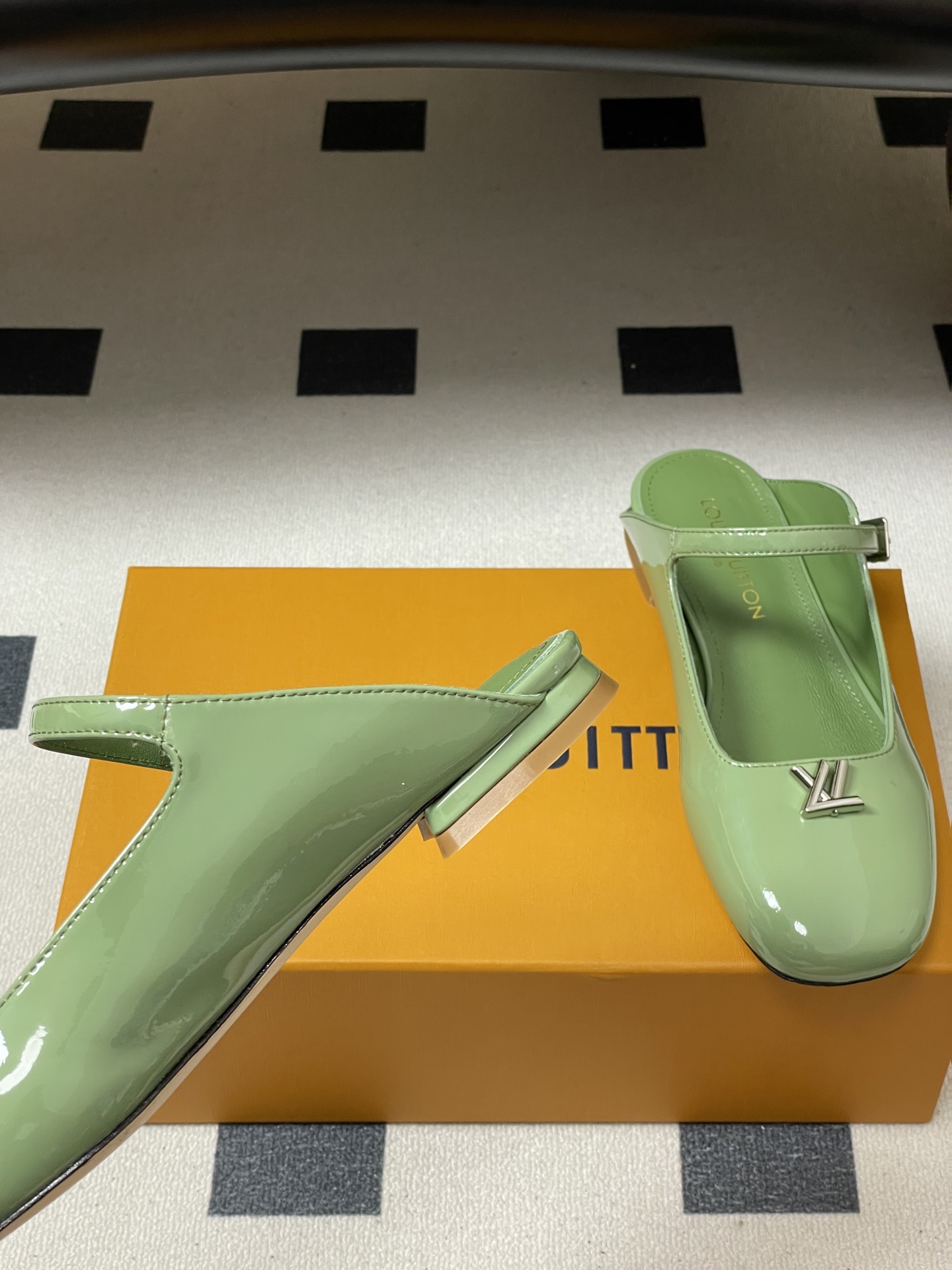 -26ss夏季新款 LOUIS VUITTON 路易威登 Lv 亮面牛皮革扣带包头穆勒鞋平底玛丽珍半拖鞋