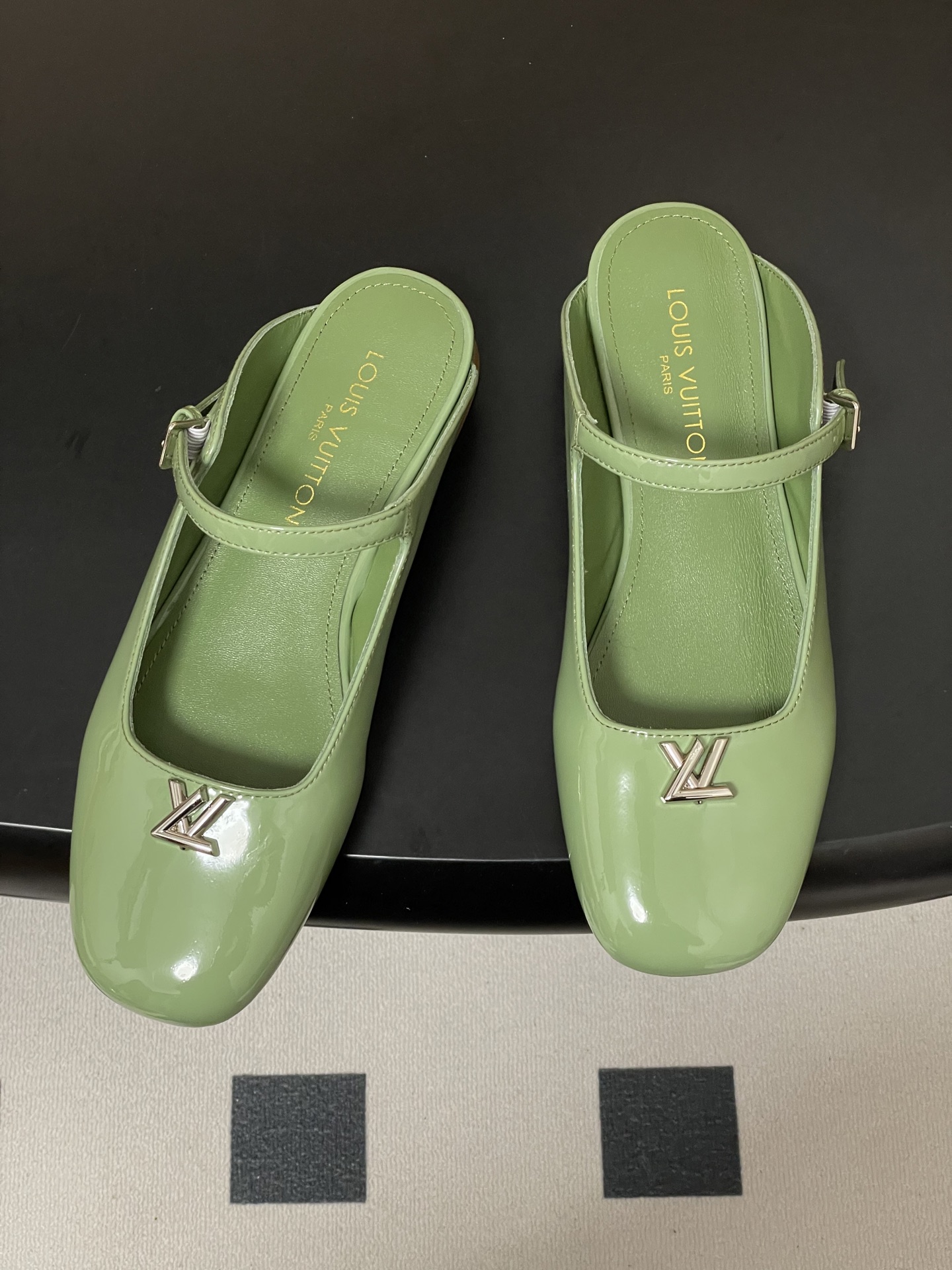 -26ss夏季新款 LOUIS VUITTON 路易威登 Lv 亮面牛皮革扣带包头穆勒鞋平底玛丽珍半拖鞋