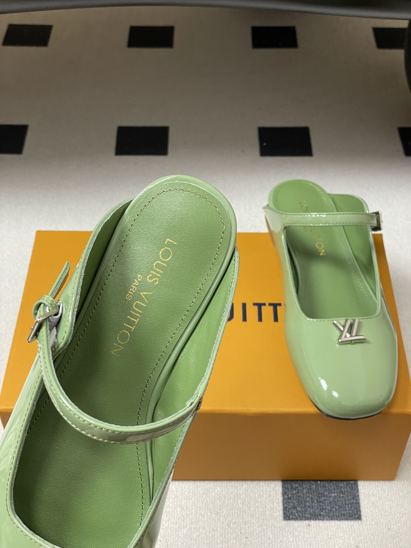 -26ss夏季新款 LOUIS VUITTON 路易威登 Lv 亮面牛皮革扣带包头穆勒鞋平底玛丽珍半拖鞋