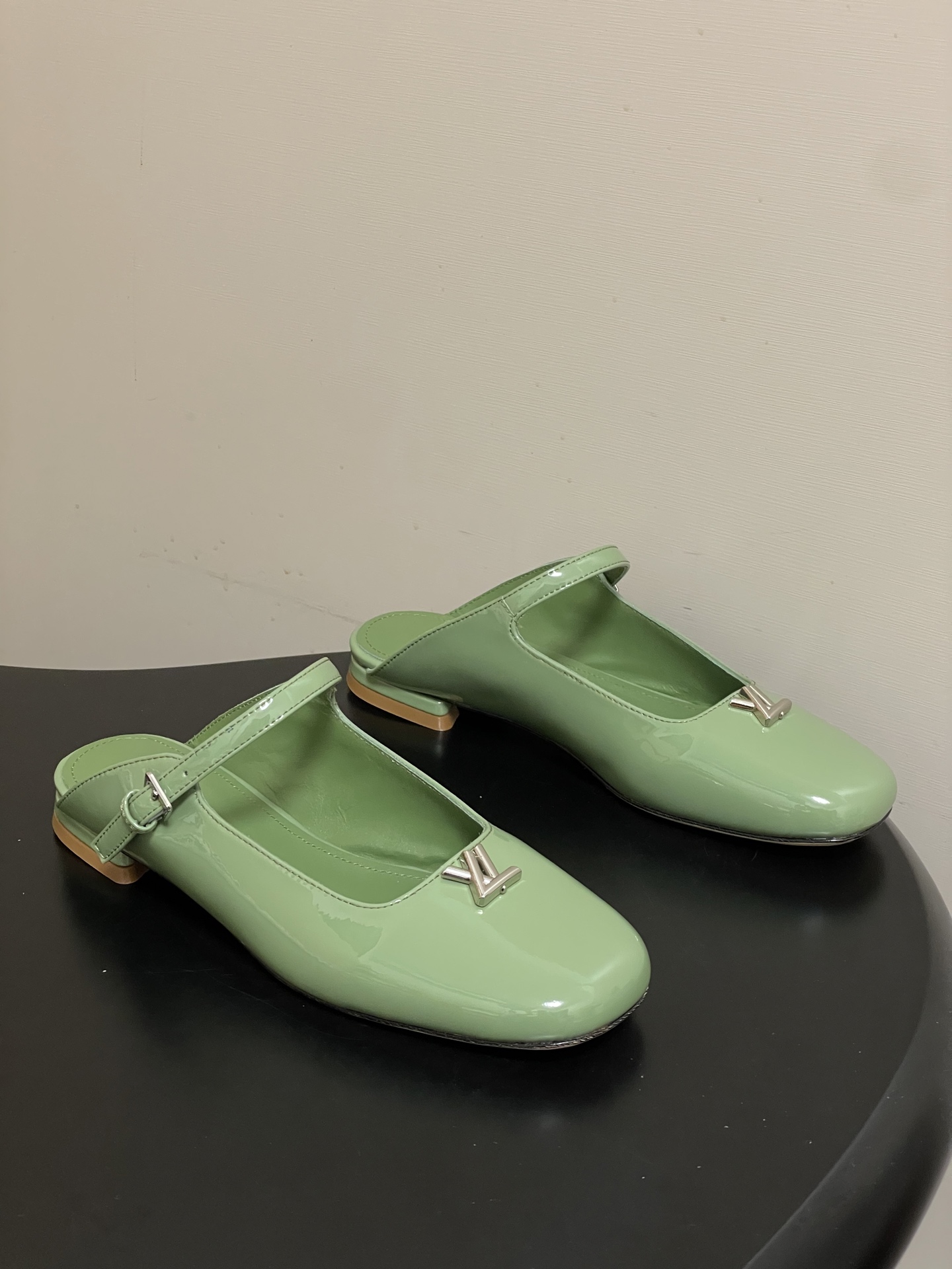 -26ss夏季新款 LOUIS VUITTON 路易威登 Lv 亮面牛皮革扣带包头穆勒鞋平底玛丽珍半拖鞋