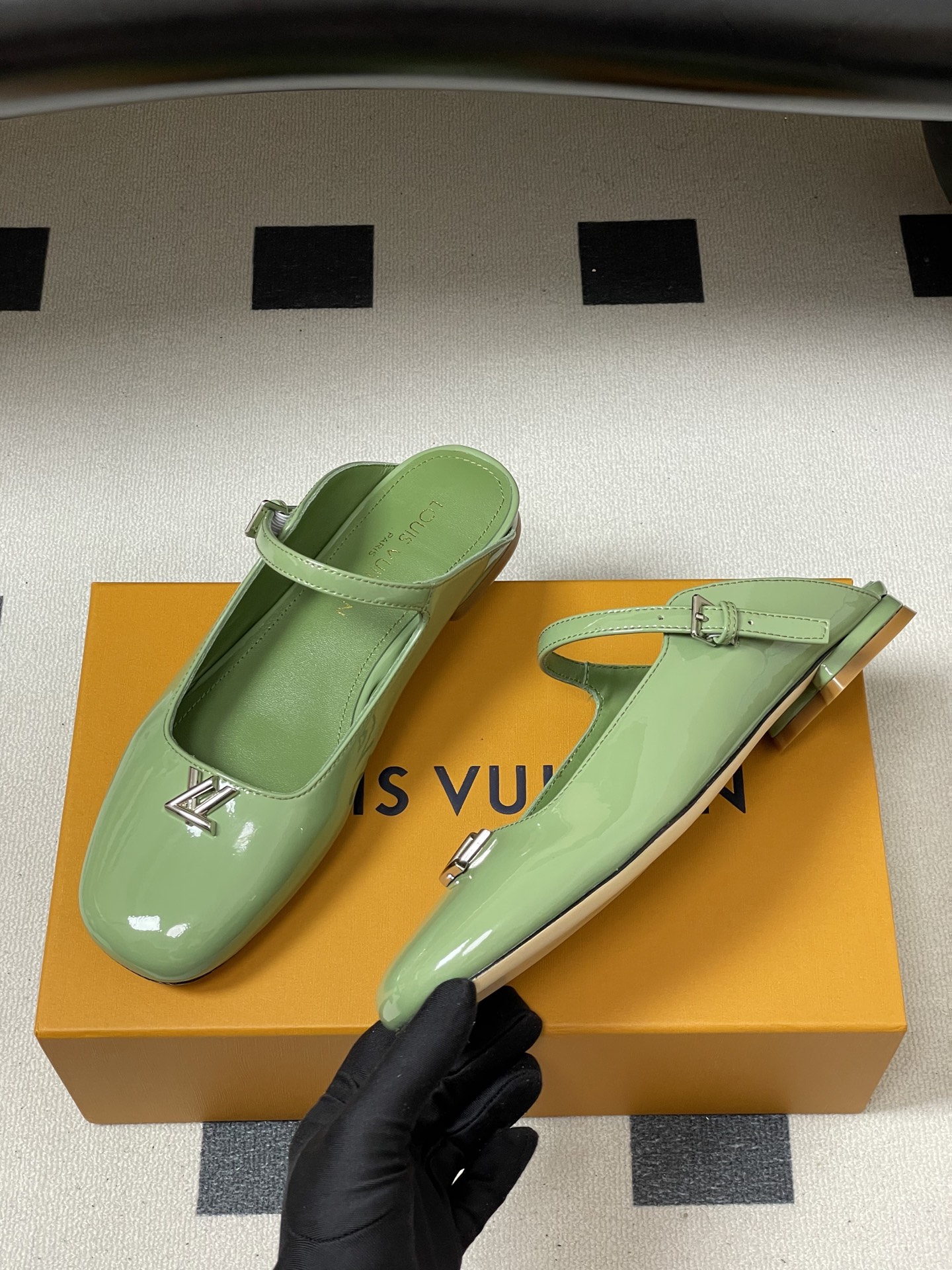 -26ss夏季新款 LOUIS VUITTON 路易威登 Lv 亮面牛皮革扣带包头穆勒鞋平底玛丽珍半拖鞋